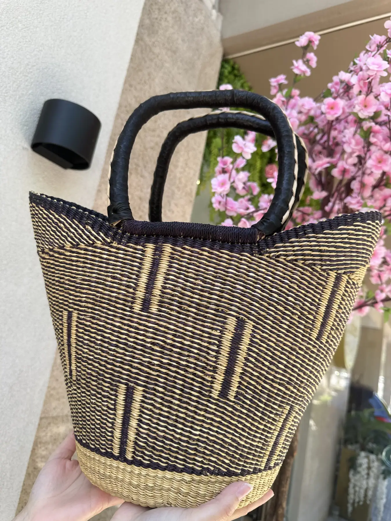 Χειροποίητη Ψάθινη Τσάντα με Μαύρη Πλέξη και Δερμάτινο Χερούλι