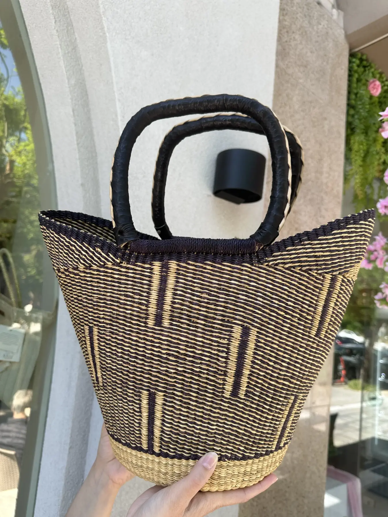 Χειροποίητη Ψάθινη Τσάντα με Μαύρη Πλέξη και Δερμάτινο Χερούλι