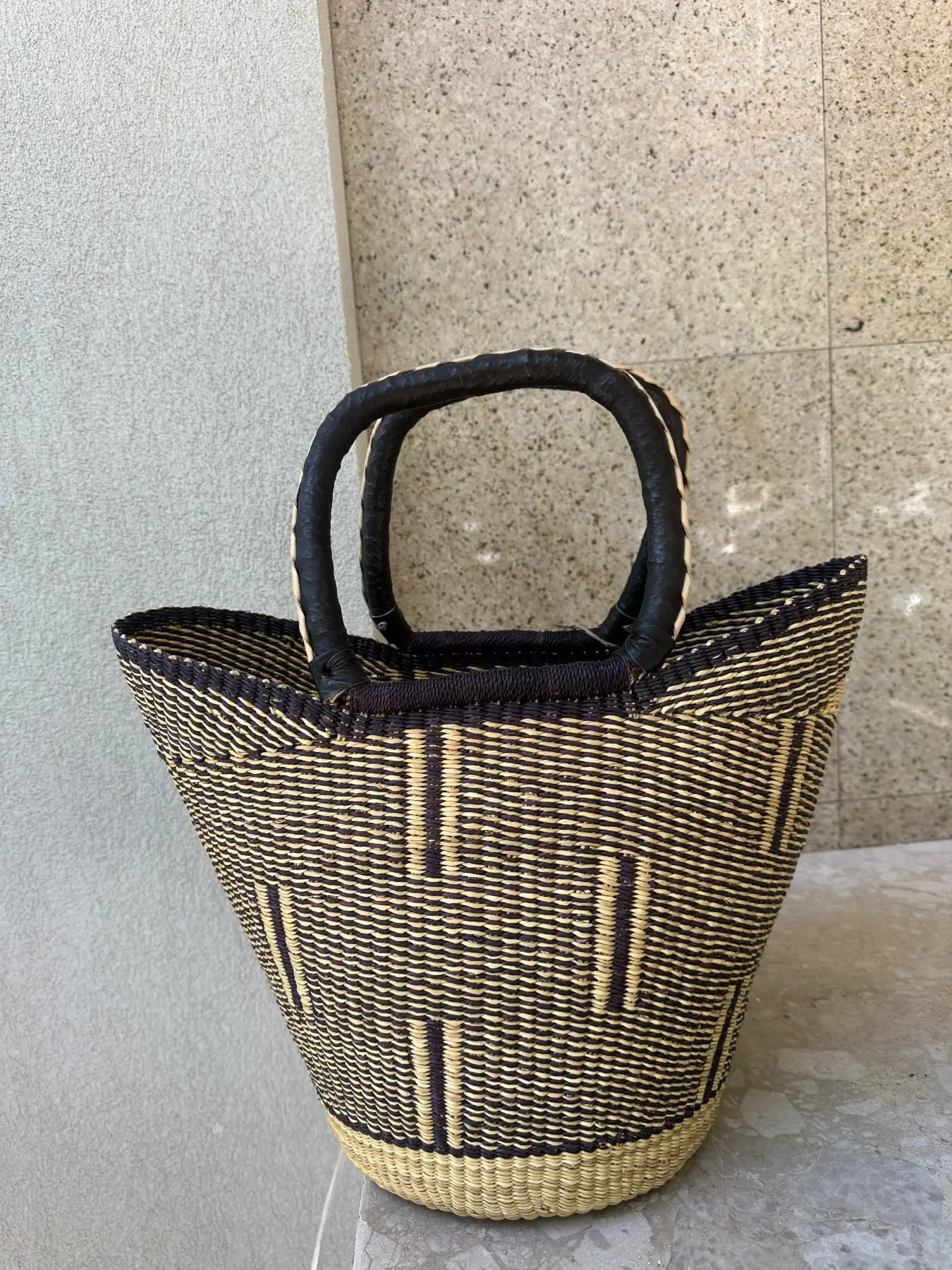 Χειροποίητη Ψάθινη Τσάντα με Μαύρη Πλέξη και Δερμάτινο Χερούλι