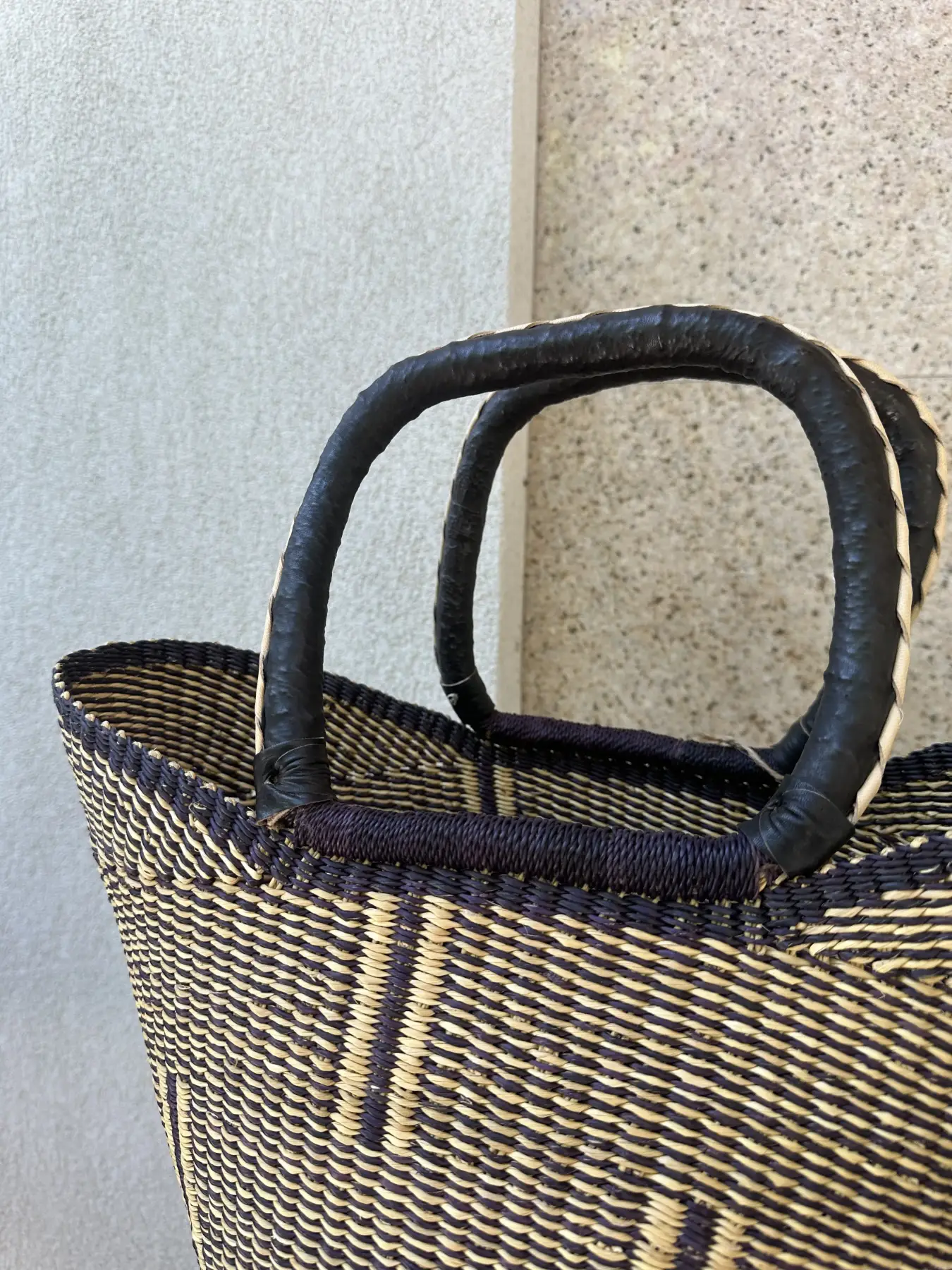 Χειροποίητη Ψάθινη Τσάντα με Μαύρη Πλέξη και Δερμάτινο Χερούλι