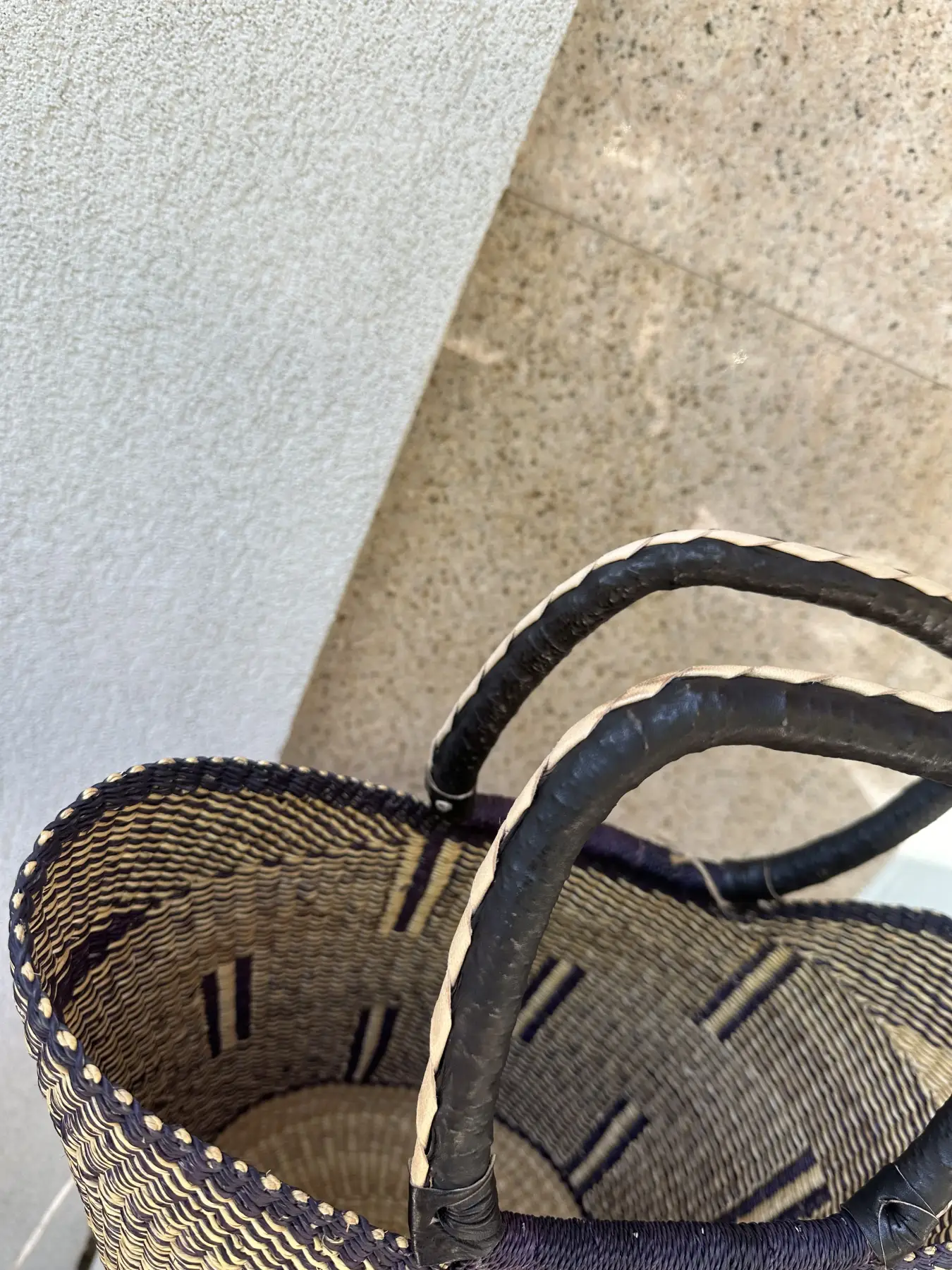 Χειροποίητη Ψάθινη Τσάντα με Μαύρη Πλέξη και Δερμάτινο Χερούλι