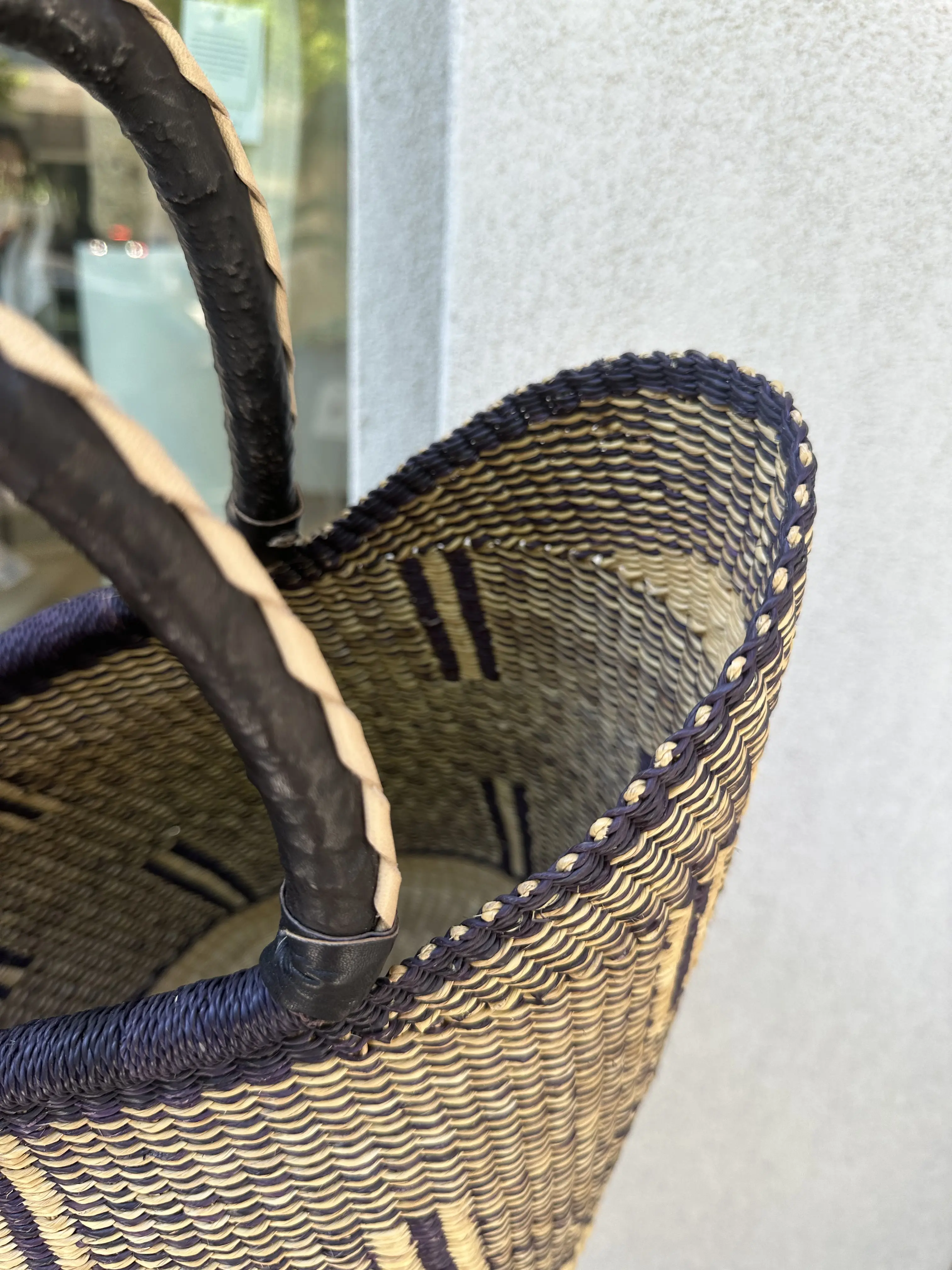 Χειροποίητη Ψάθινη Τσάντα με Μαύρη Πλέξη και Δερμάτινο Χερούλι