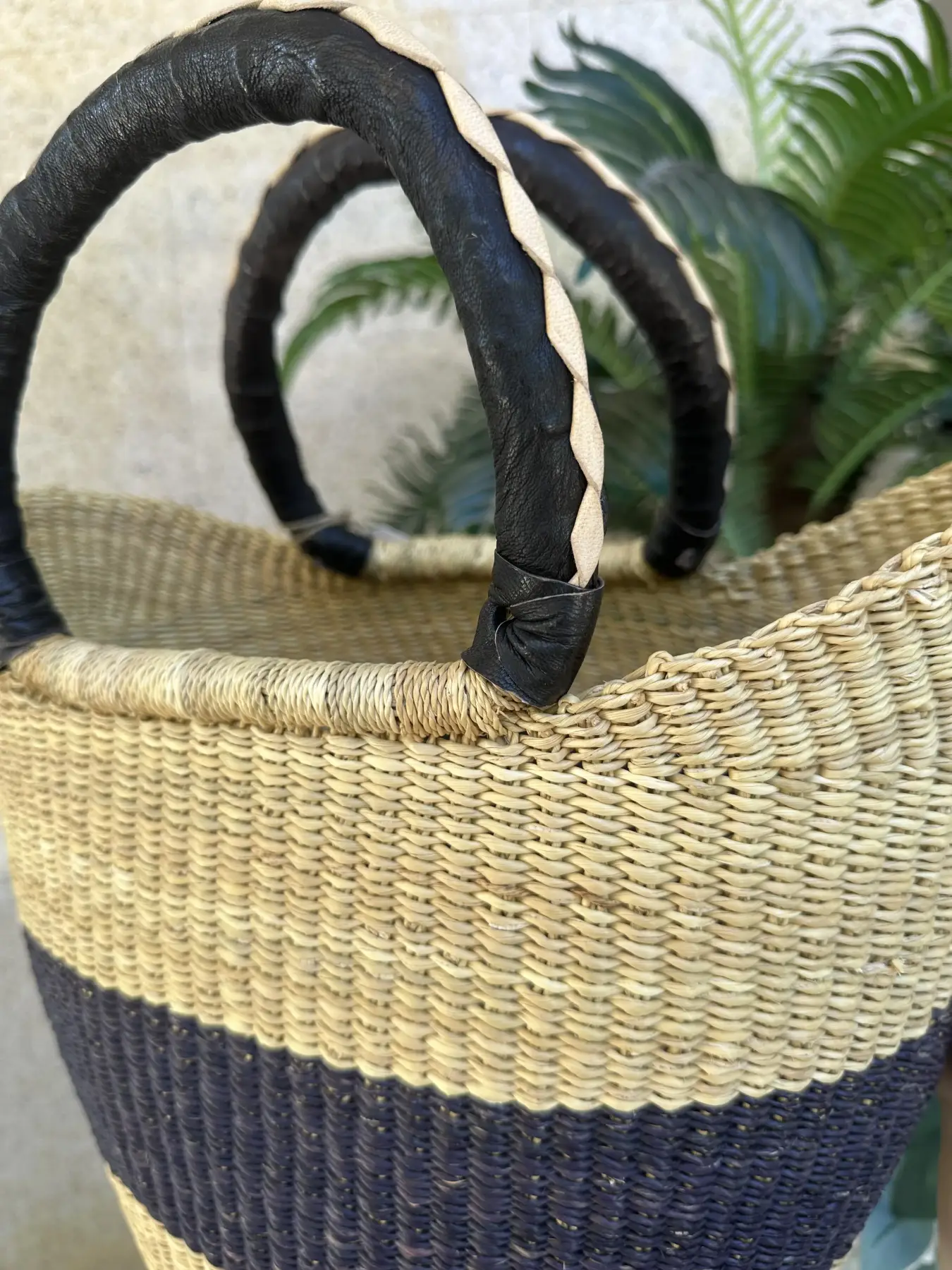 Χειροποίητη Ψάθινη Τσάντα με Μαύρη Ρίγα και Δερμάτινα Χερούλια