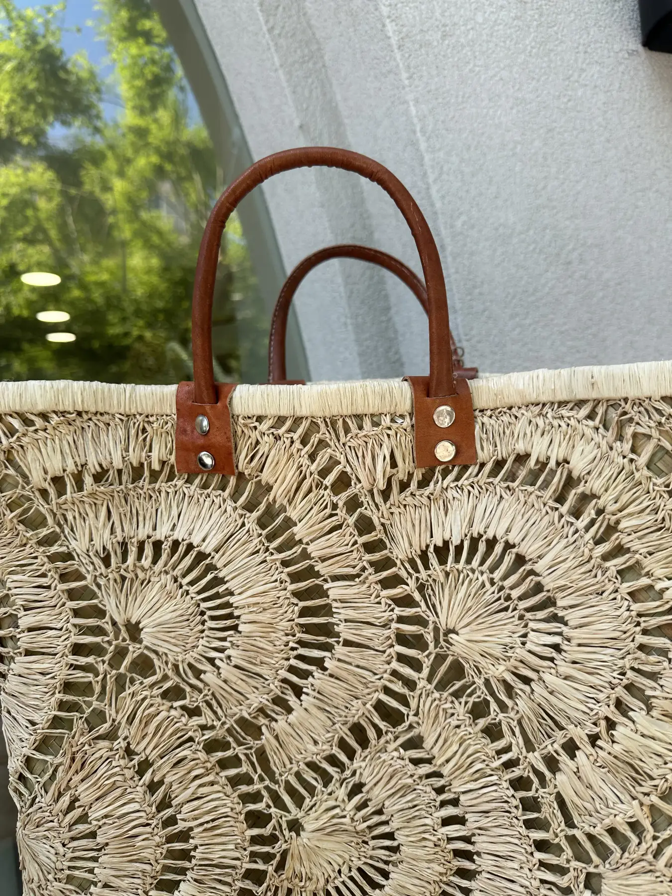 Χειροποίητη ψάθινη τετραγωνισμένη τσάντα με δερμάτινα χερούλια και επένδυση κροσέ