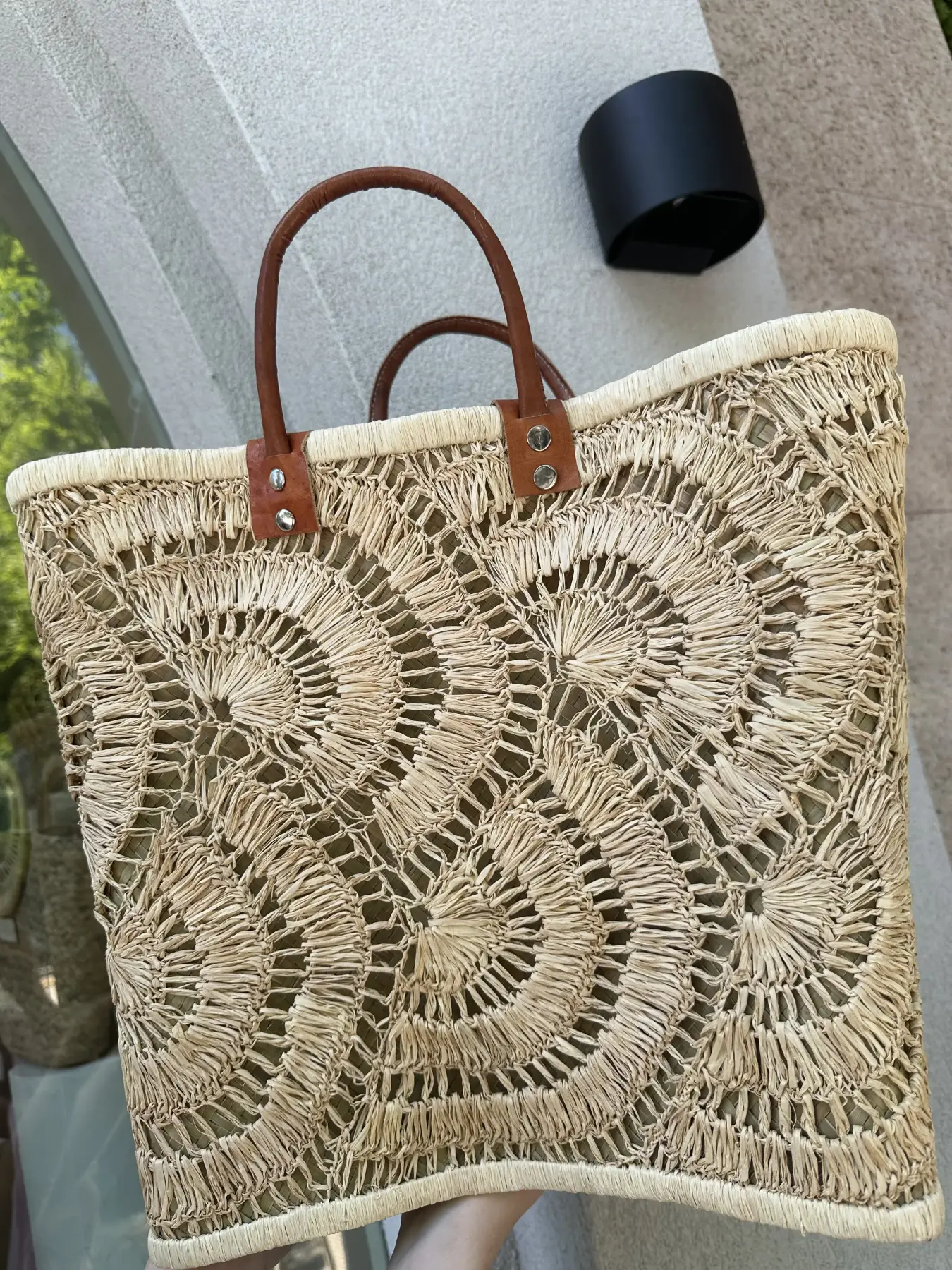 Χειροποίητη ψάθινη τετραγωνισμένη τσάντα με δερμάτινα χερούλια και επένδυση κροσέ