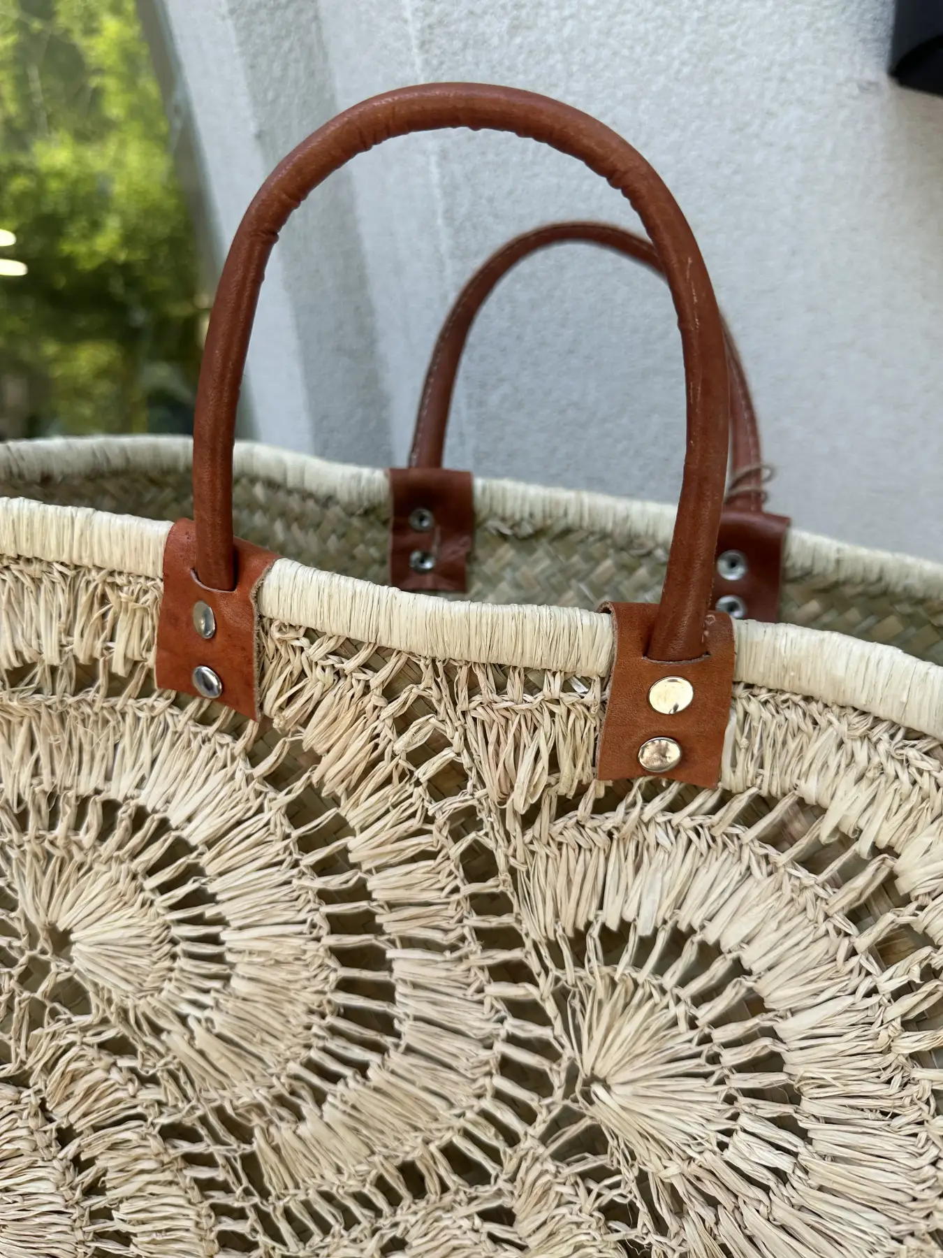 Χειροποίητη ψάθινη τετραγωνισμένη τσάντα με δερμάτινα χερούλια και επένδυση κροσέ