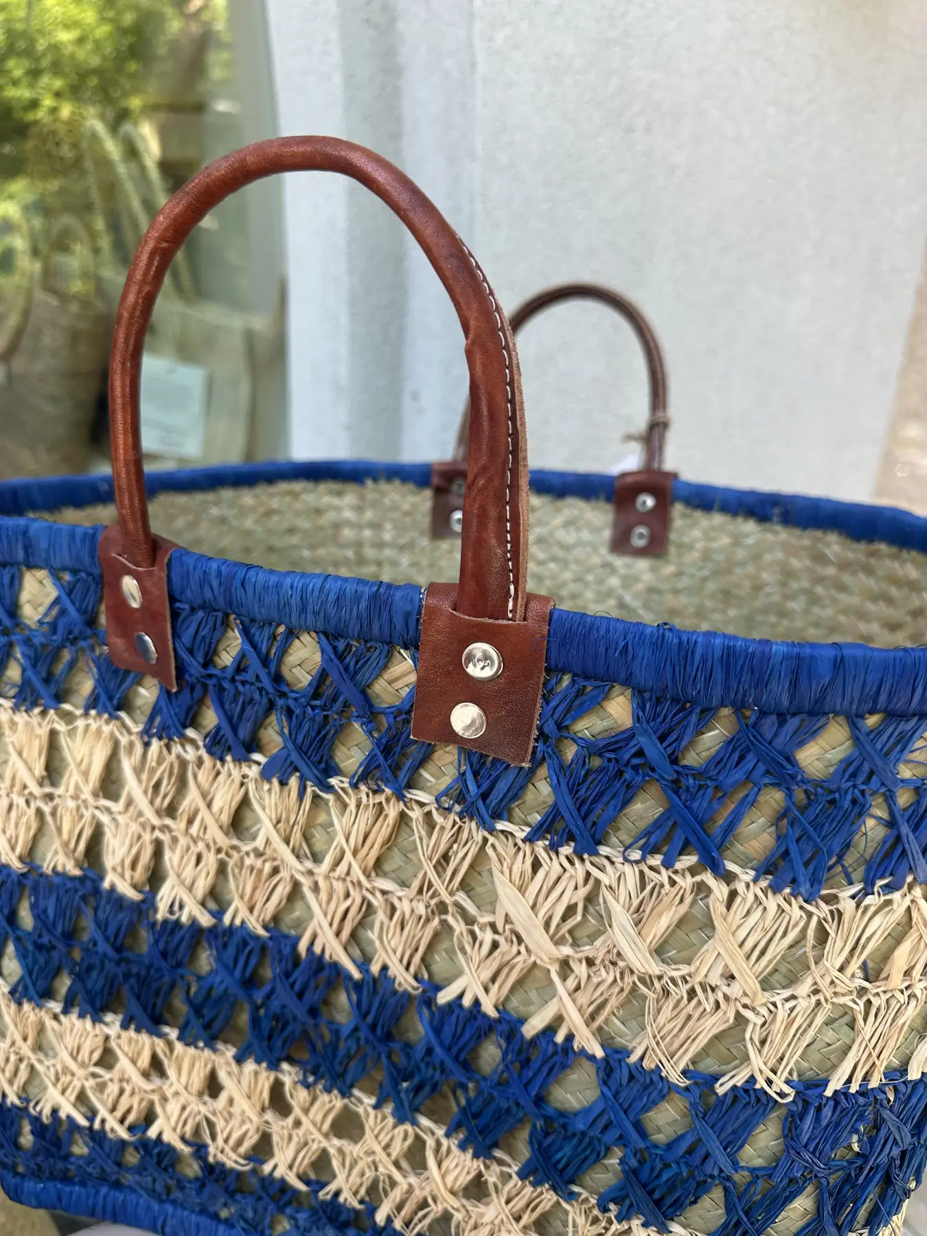 Χειροποίητη ψάθινη τετραγωνισμένη τσάντα με δερμάτινα χερούλια και λεπτομέρεια μπλέ ρίγα