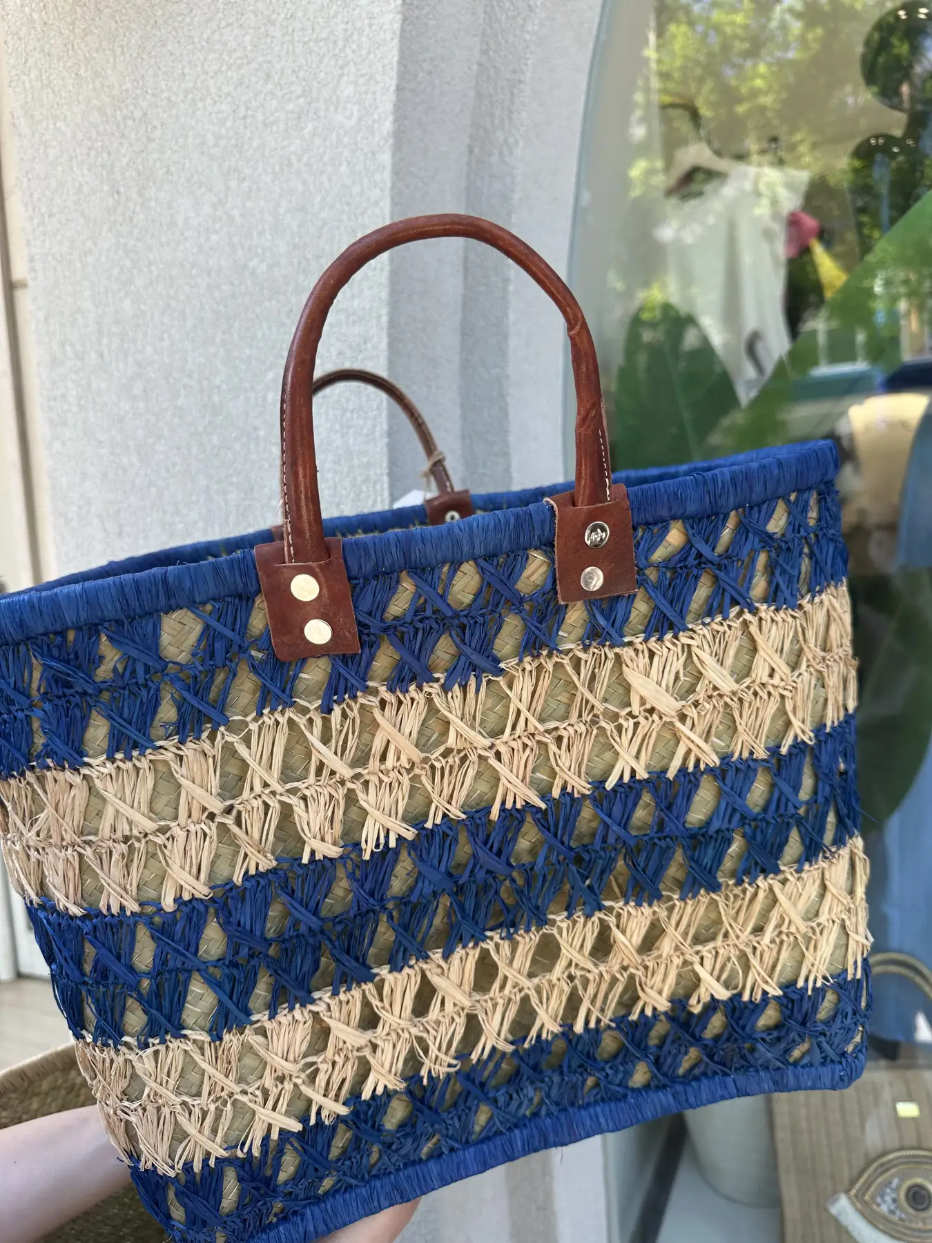 Χειροποίητη ψάθινη τετραγωνισμένη τσάντα με δερμάτινα χερούλια και λεπτομέρεια μπλέ ρίγα