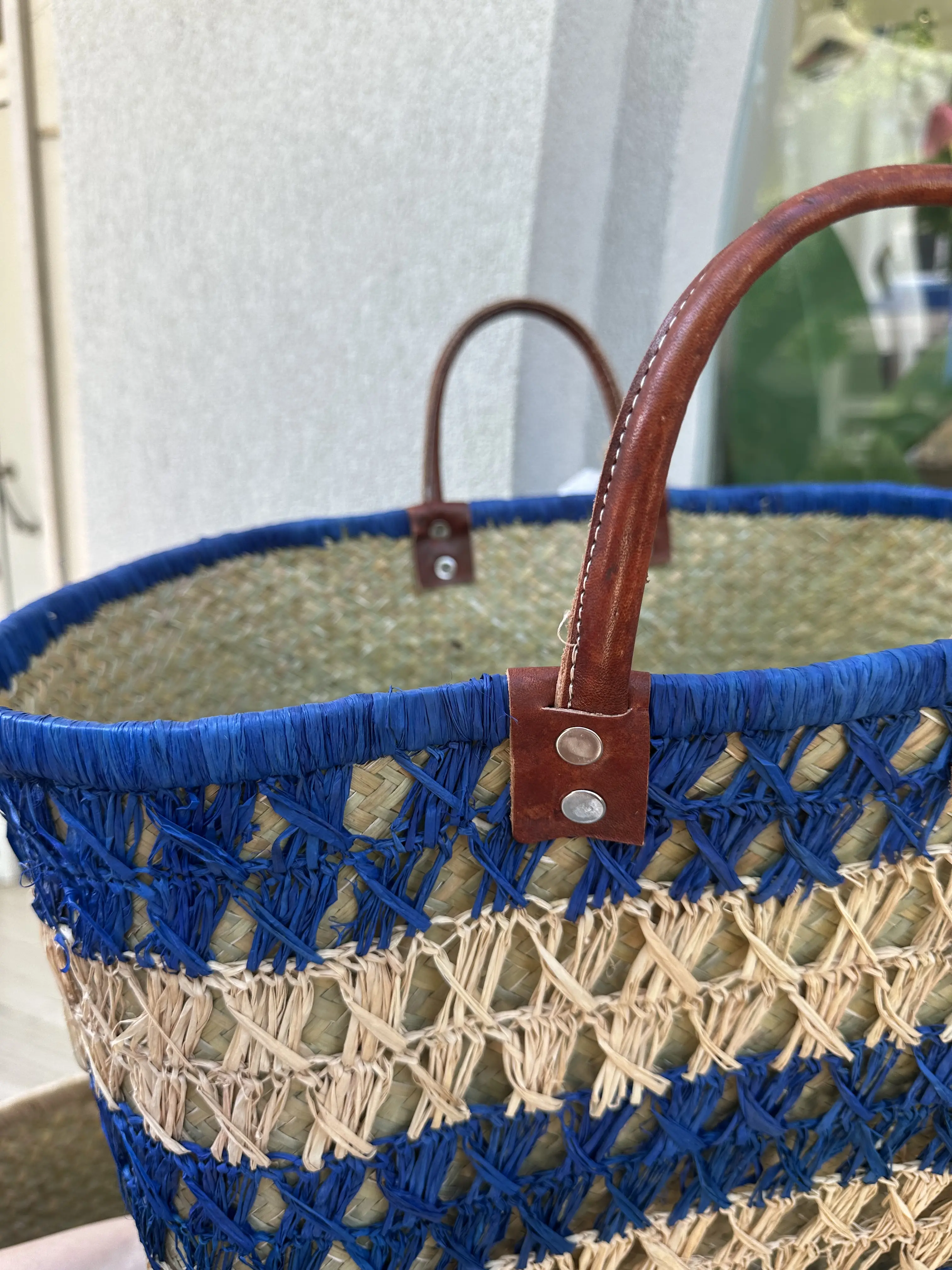 Χειροποίητη ψάθινη τετραγωνισμένη τσάντα με δερμάτινα χερούλια και λεπτομέρεια μπλέ ρίγα