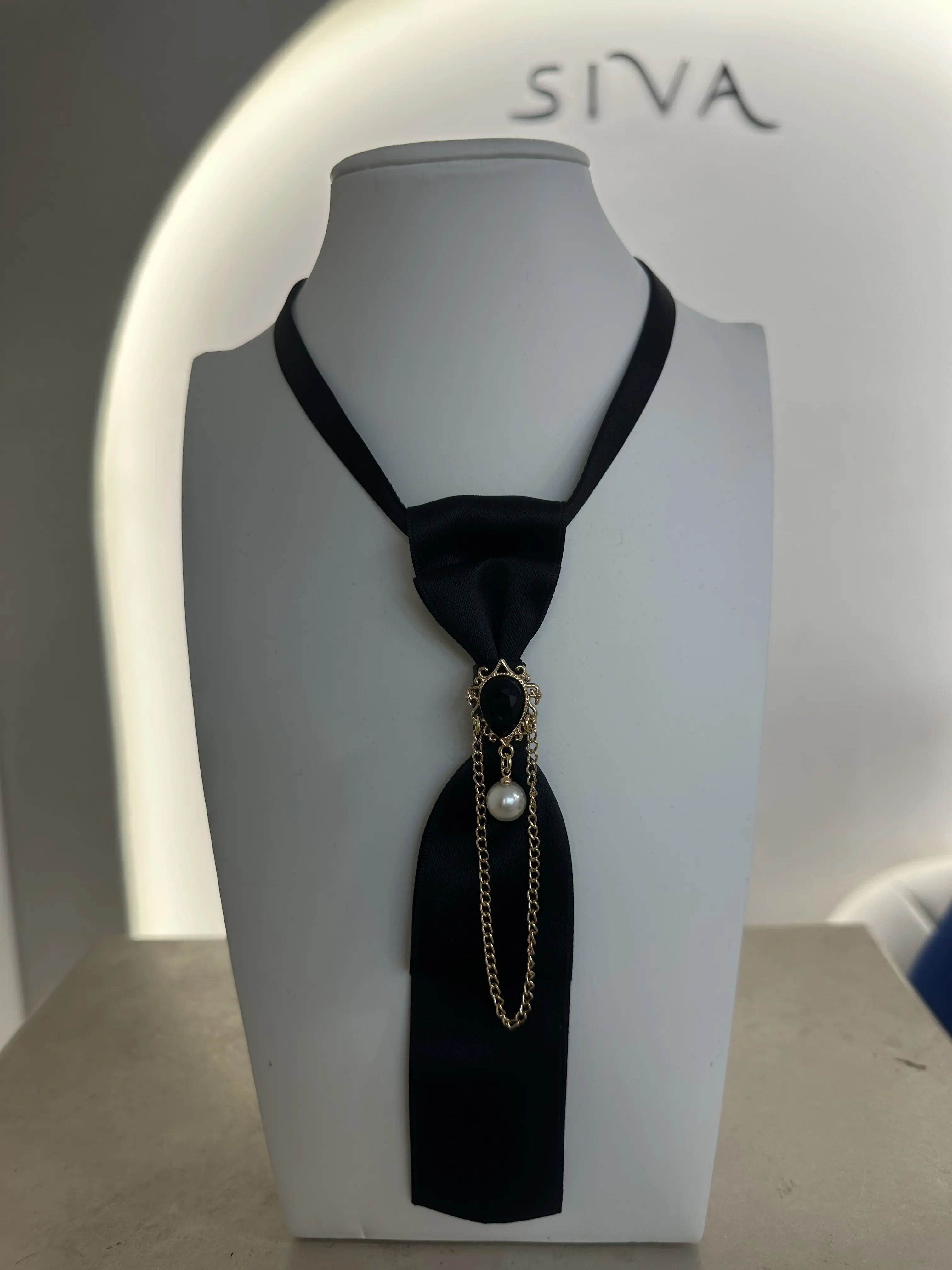 Μαύρο γραβατάκι με χρυσή λεπτομέρεια και αλυσίδα