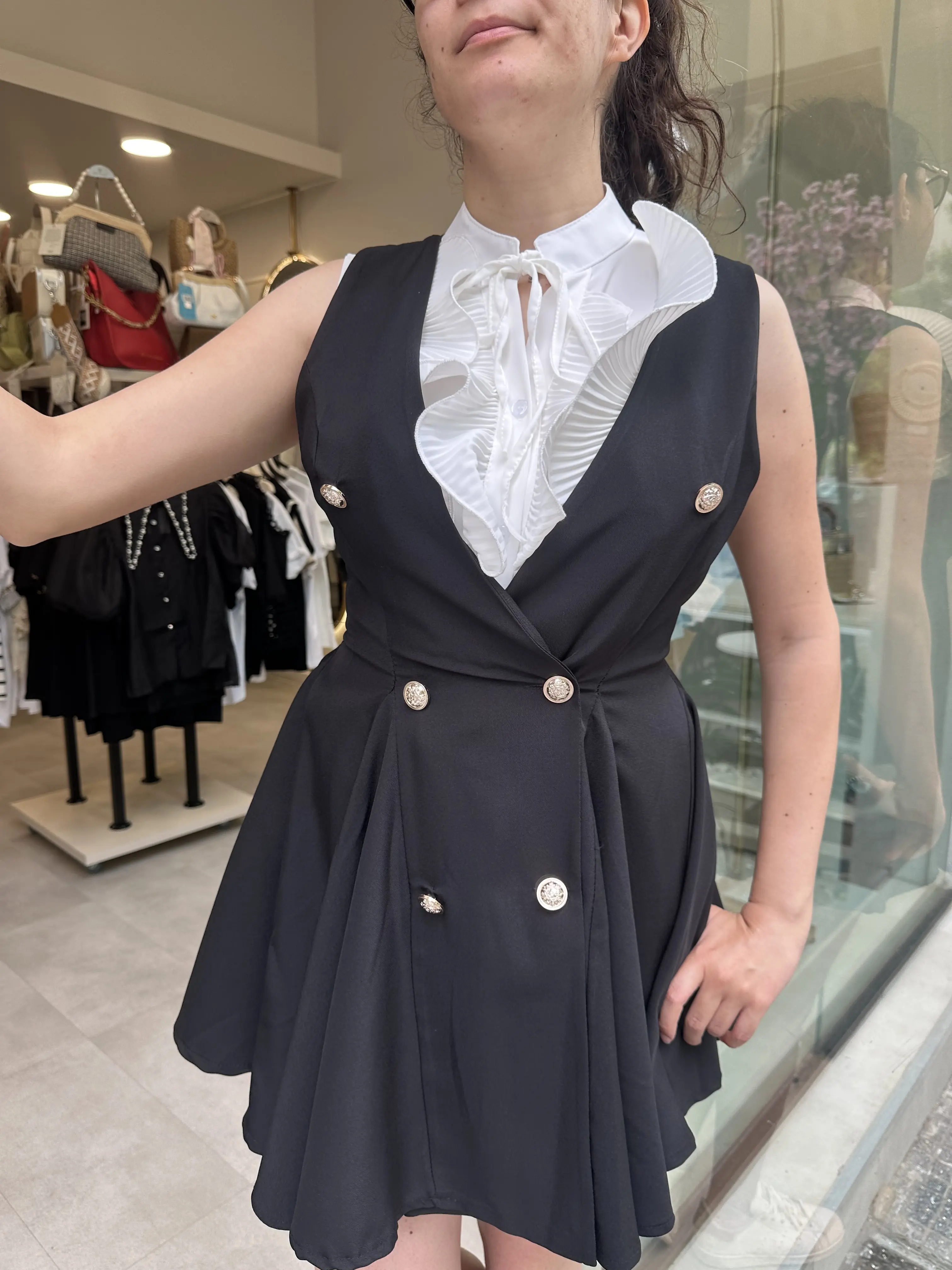 Μίνι μαύρο φόρεμα με άνοιγμα και χρυσά κουμπιά