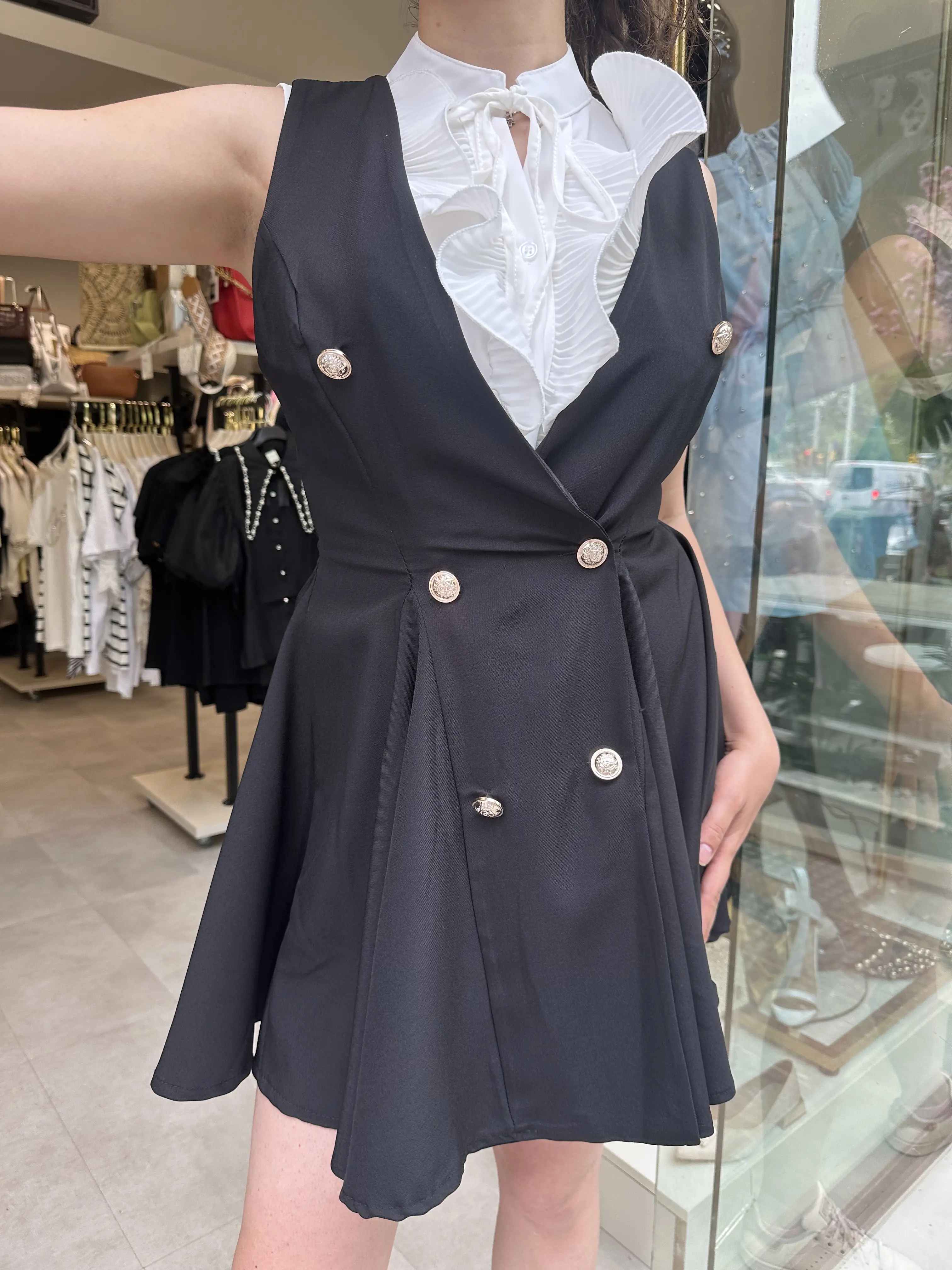 Μίνι μαύρο φόρεμα με άνοιγμα και χρυσά κουμπιά