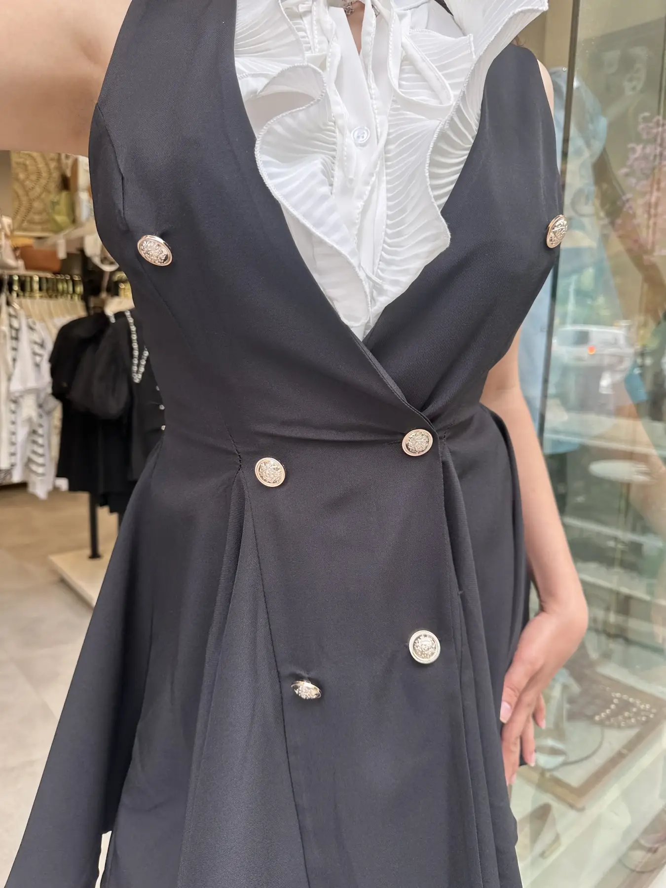 Μίνι μαύρο φόρεμα με άνοιγμα και χρυσά κουμπιά