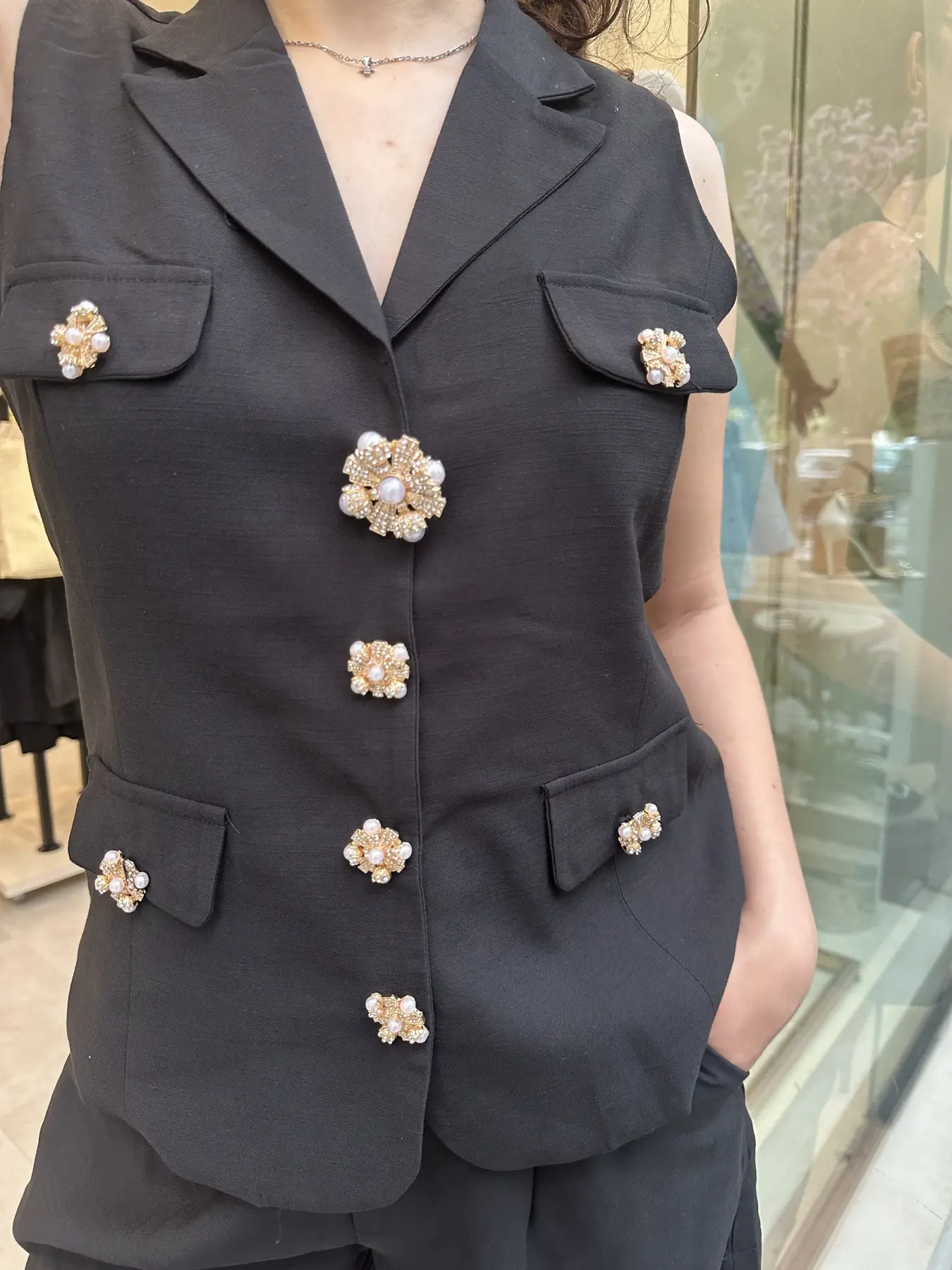 Μαύρο Σετ με Βερμούδα και Διακοσμητικές Αποσπώμενες Καρφίτσες στο Γιλέκο