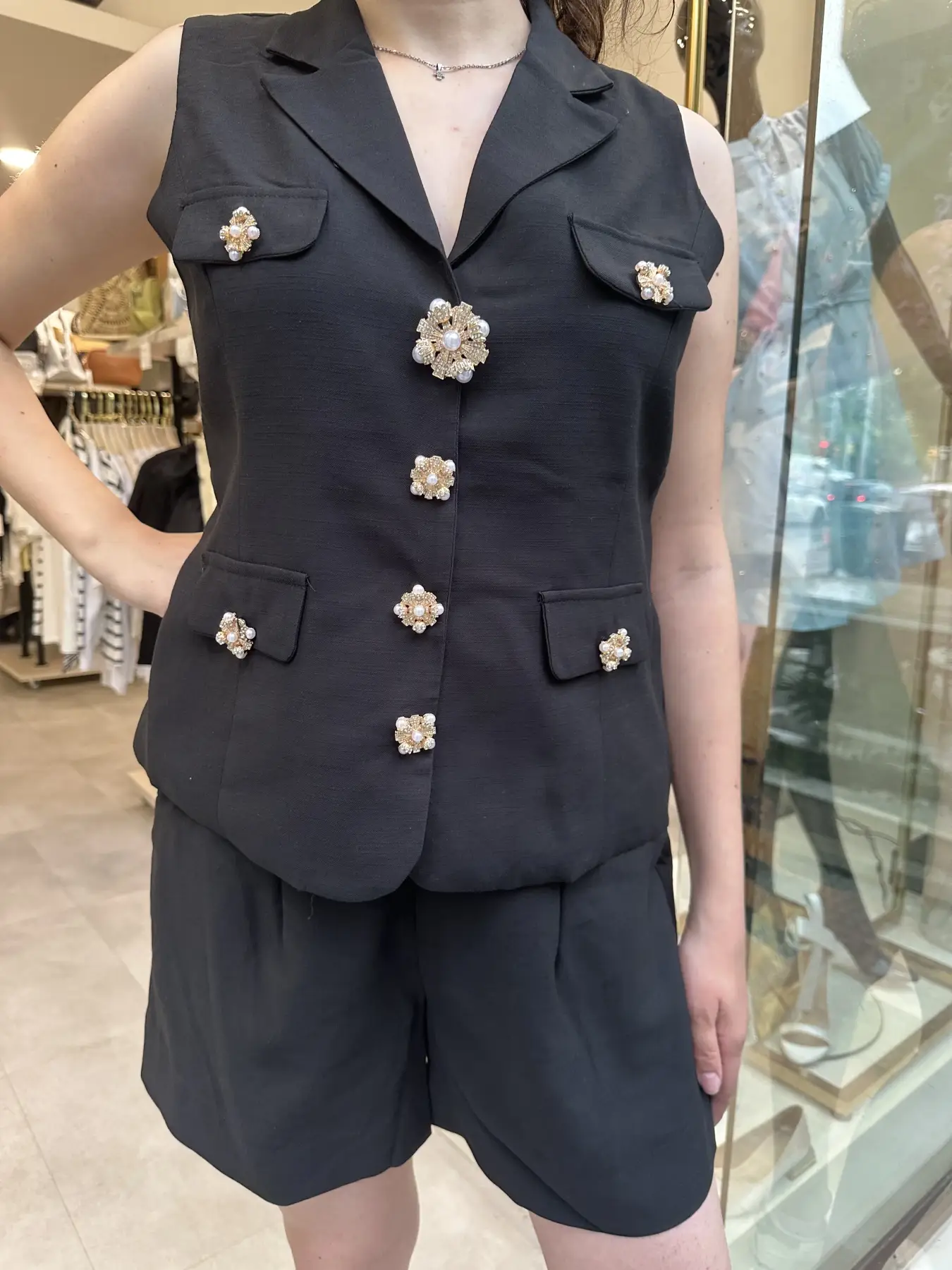 Μαύρο Σετ με Βερμούδα και Διακοσμητικές Αποσπώμενες Καρφίτσες στο Γιλέκο