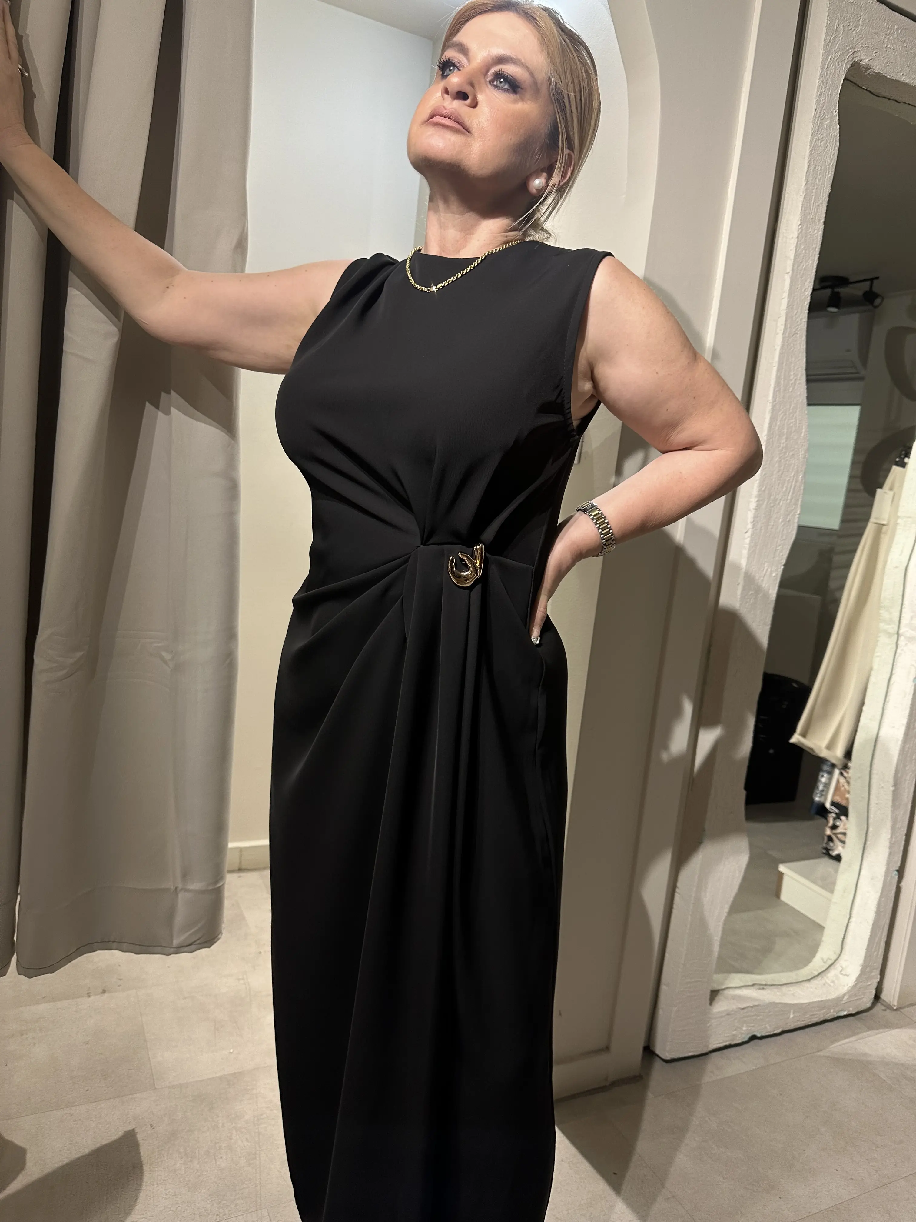 μαύρο μάξι φόρεμα με κλειστό λαιμό και λεπτομέρεια καρφίτσα