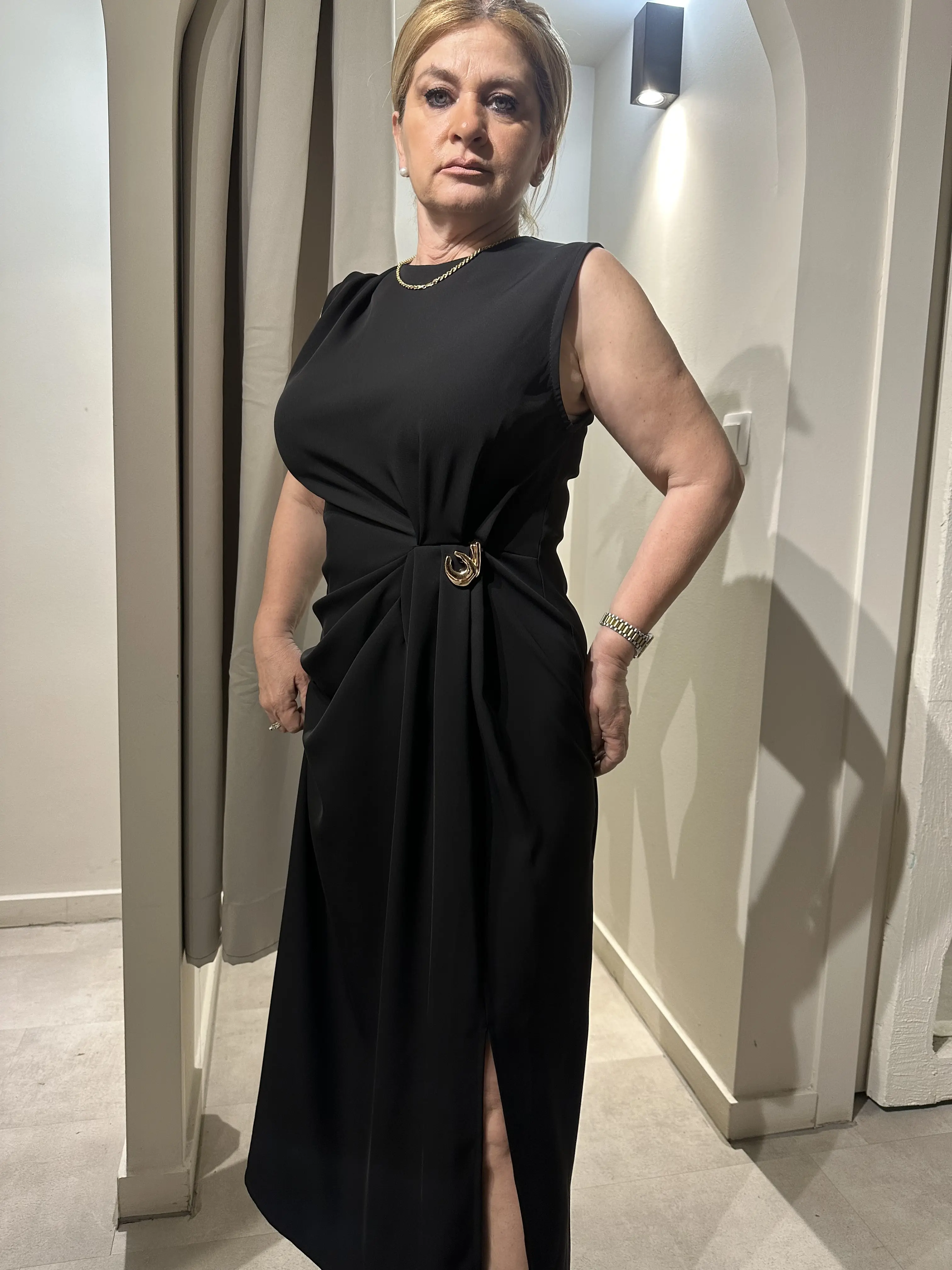 μαύρο μάξι φόρεμα με κλειστό λαιμό και λεπτομέρεια καρφίτσα