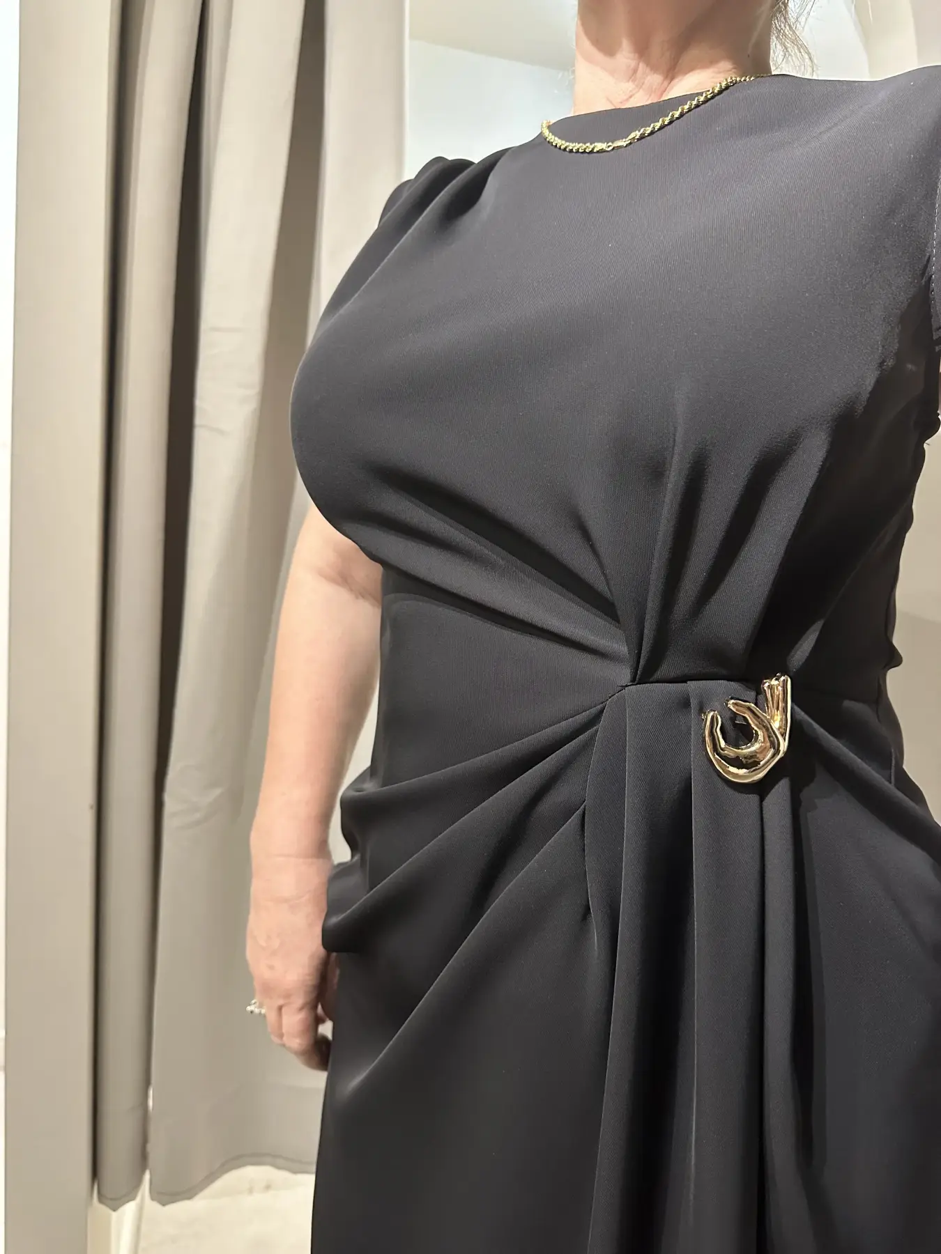 μαύρο μάξι φόρεμα με κλειστό λαιμό και λεπτομέρεια καρφίτσα