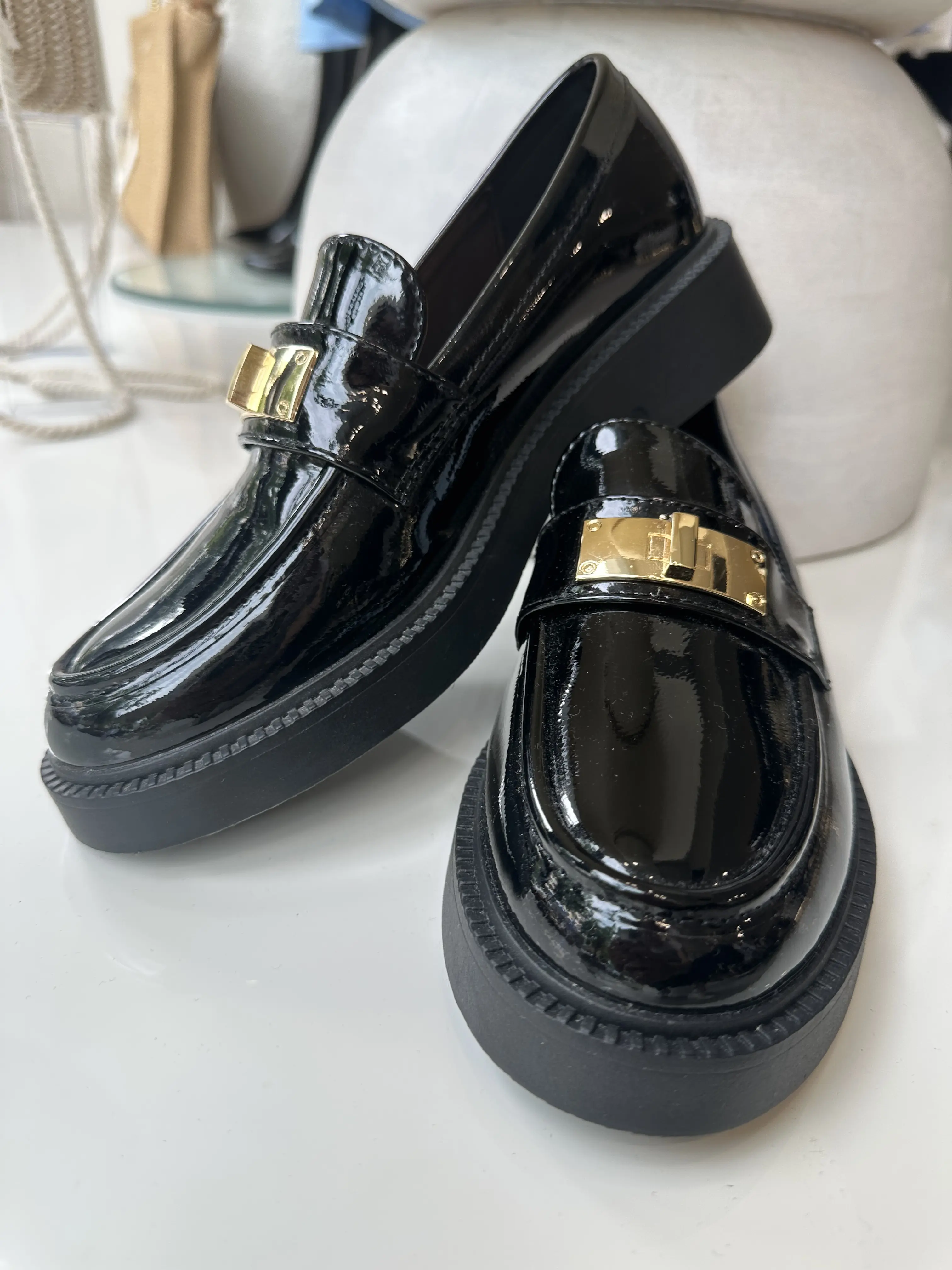 Μοκασίνια Μαύρα με Χρυσή Τόκα