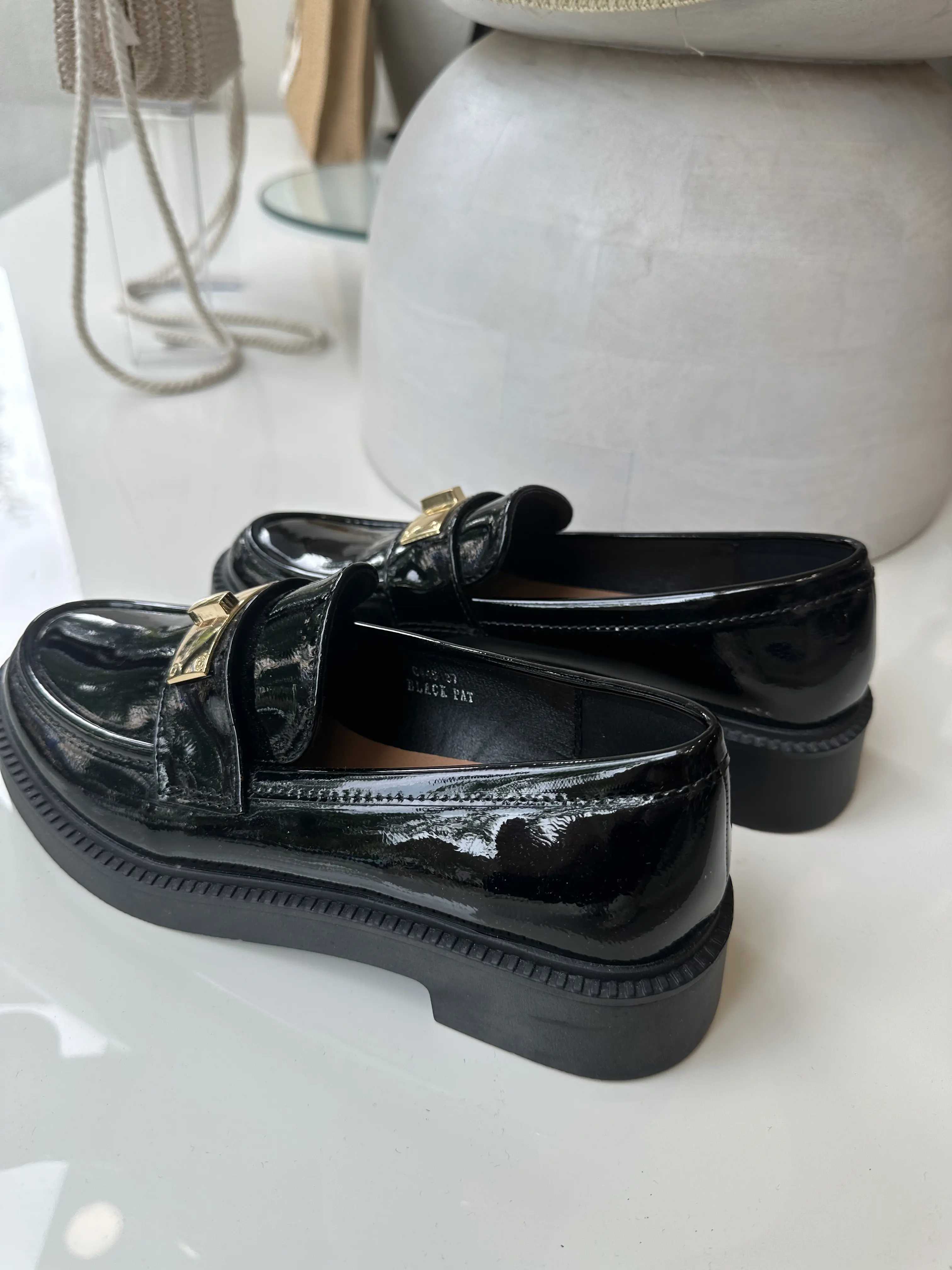 Μοκασίνια Μαύρα με Χρυσή Τόκα