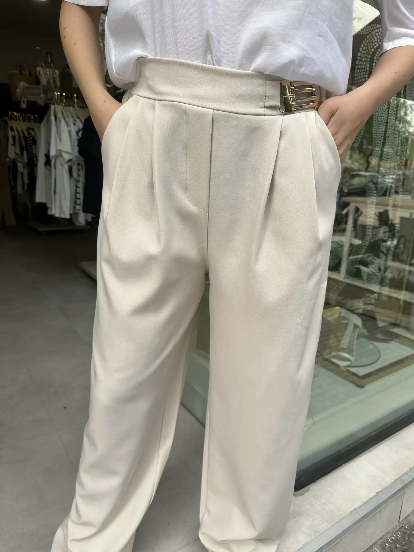 Μπεζ Παντελόνα με Χρυσή Αγκράφα