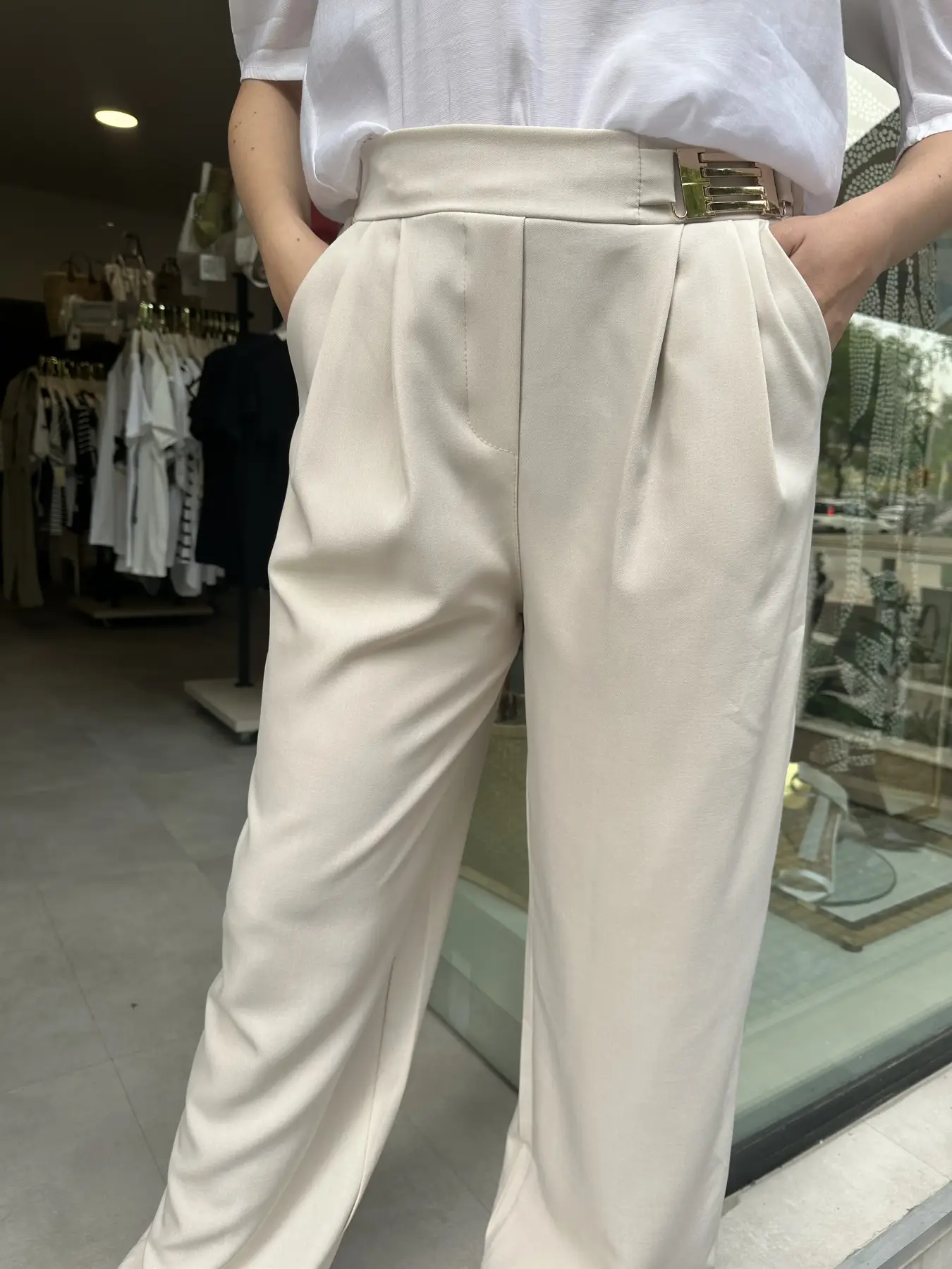 Μπεζ Παντελόνα με Χρυσή Αγκράφα