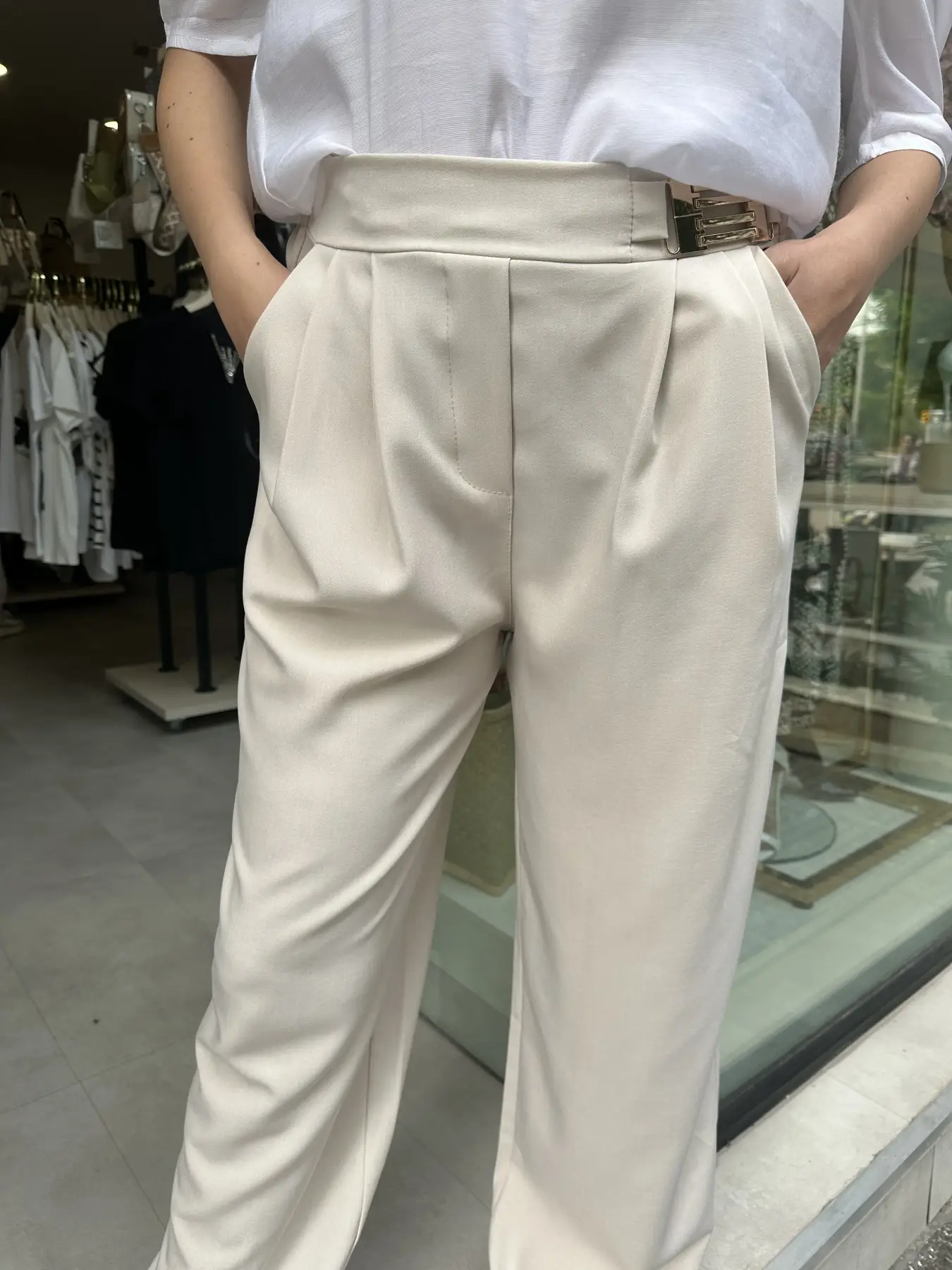 Μπεζ Παντελόνα με Χρυσή Αγκράφα