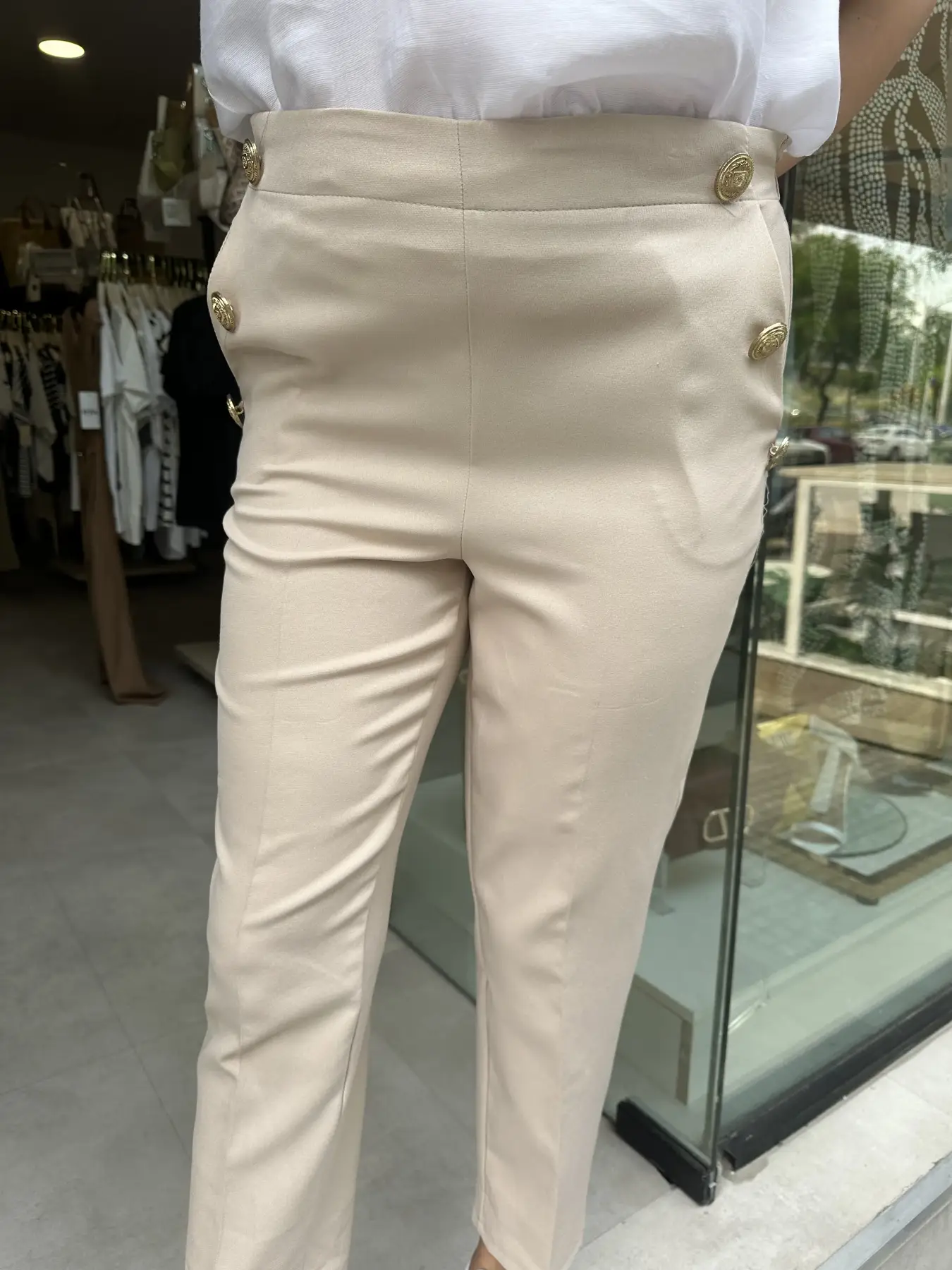 Μπεζ Παντελόνι με Διακοσμητικά Χρυσά Κουμπιά