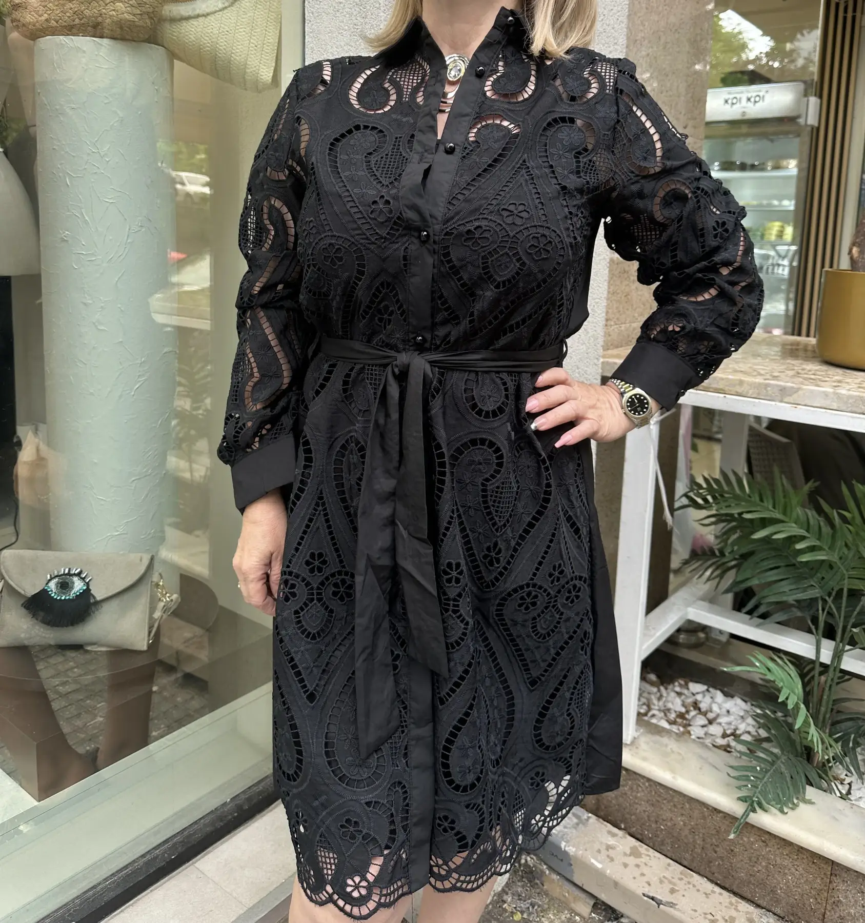 Μαύρο φόρεμα κιπούρ με ζωνάκι