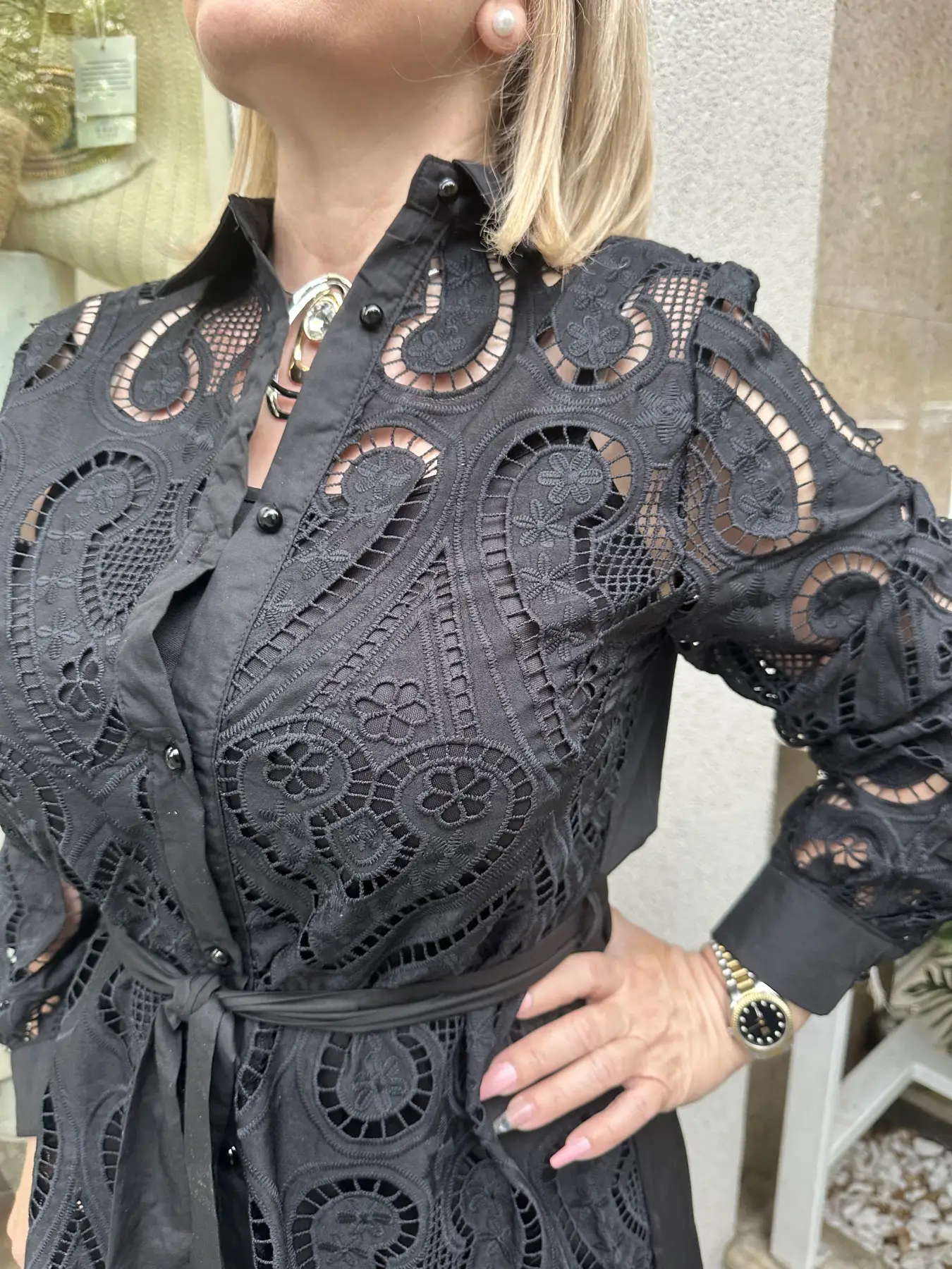 Μαύρο φόρεμα κιπούρ με ζωνάκι