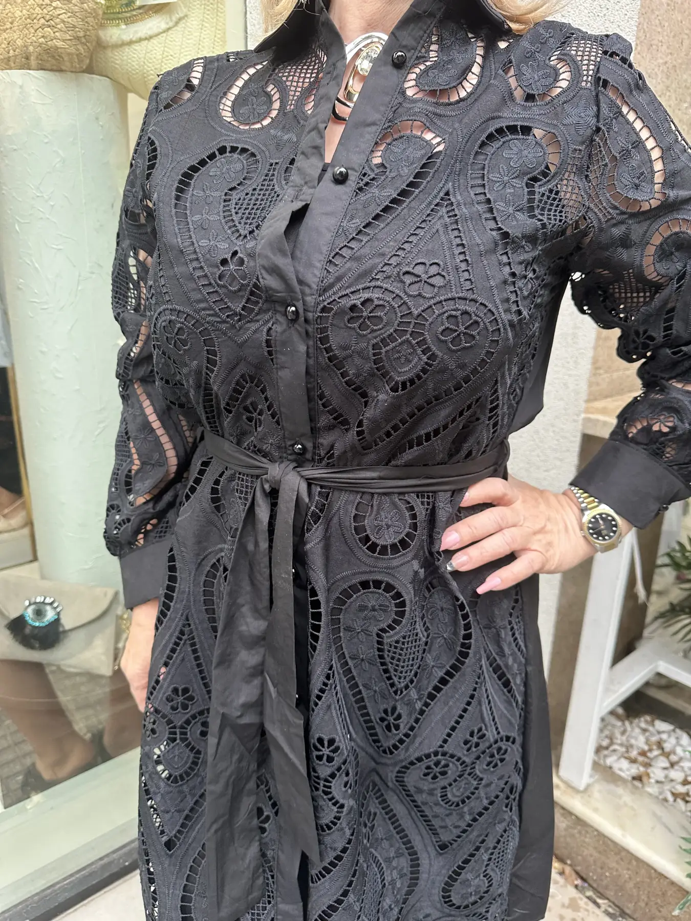 Μαύρο φόρεμα κιπούρ με ζωνάκι