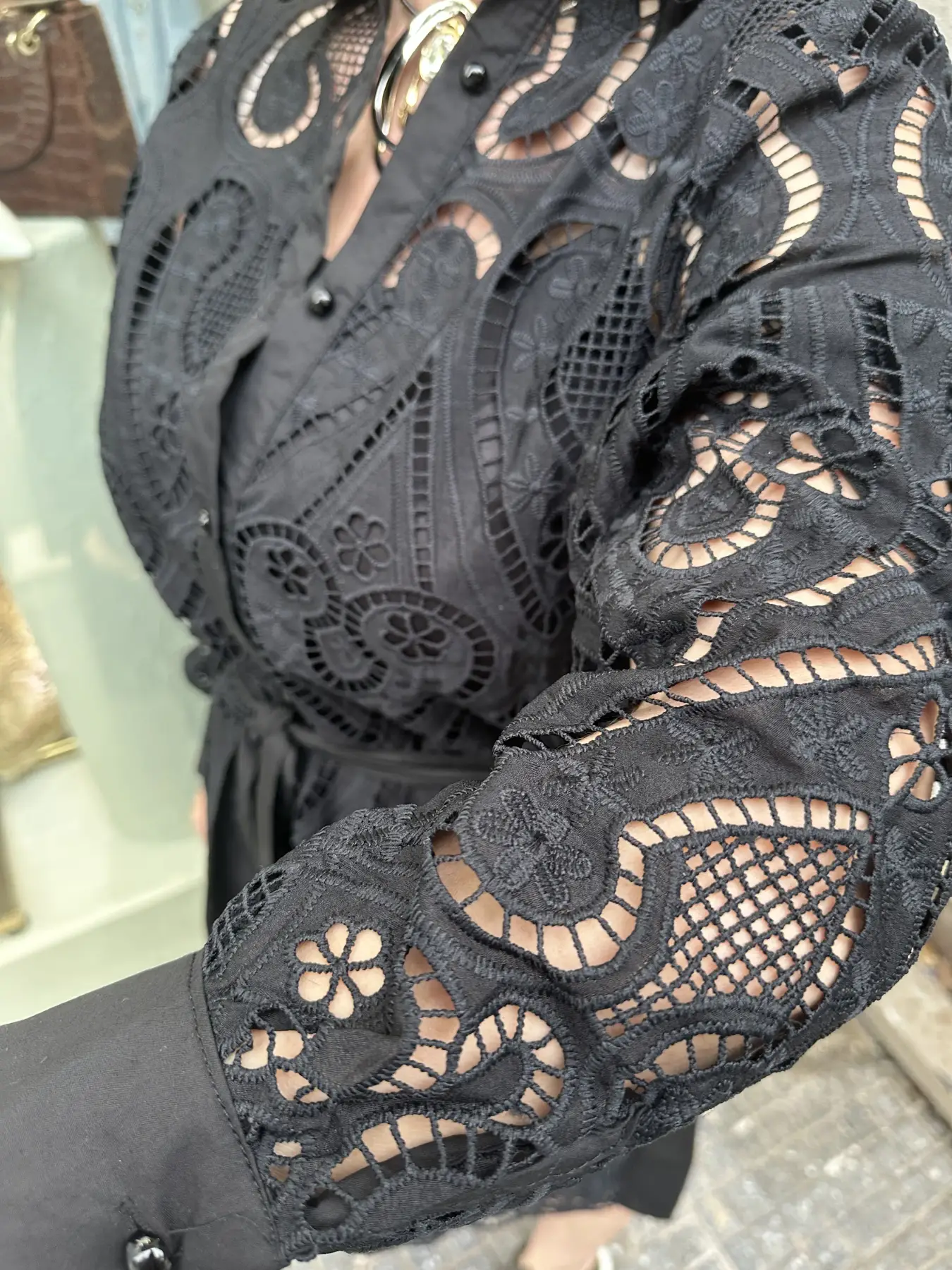 Μαύρο φόρεμα κιπούρ με ζωνάκι