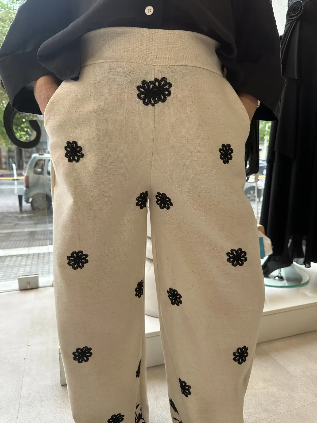 Μπεζ Παντελόνα με Κεντητά Λουλουδάκια
