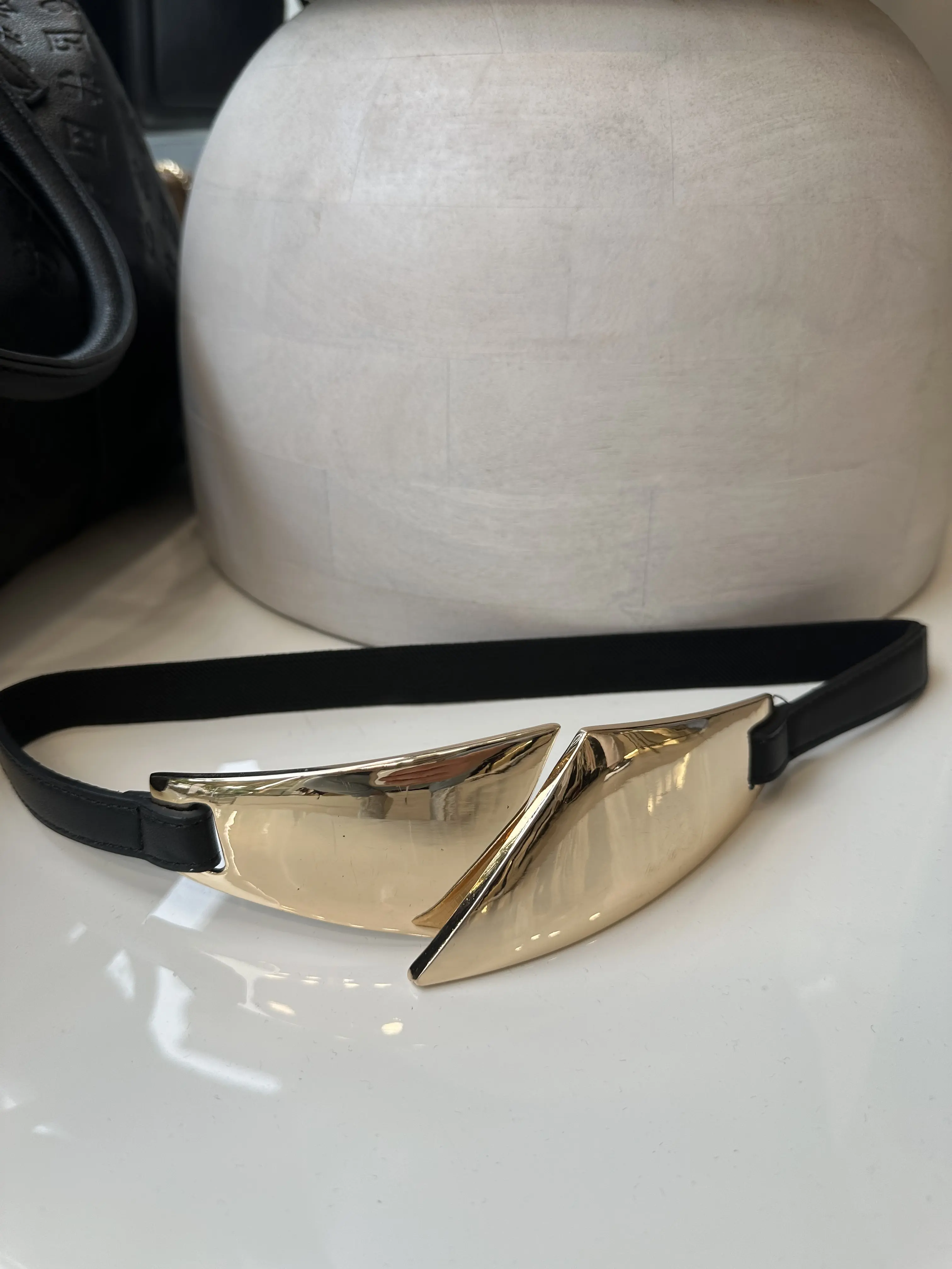 Ζώνη με λάστιχο και χρύση λεπτομέρεια