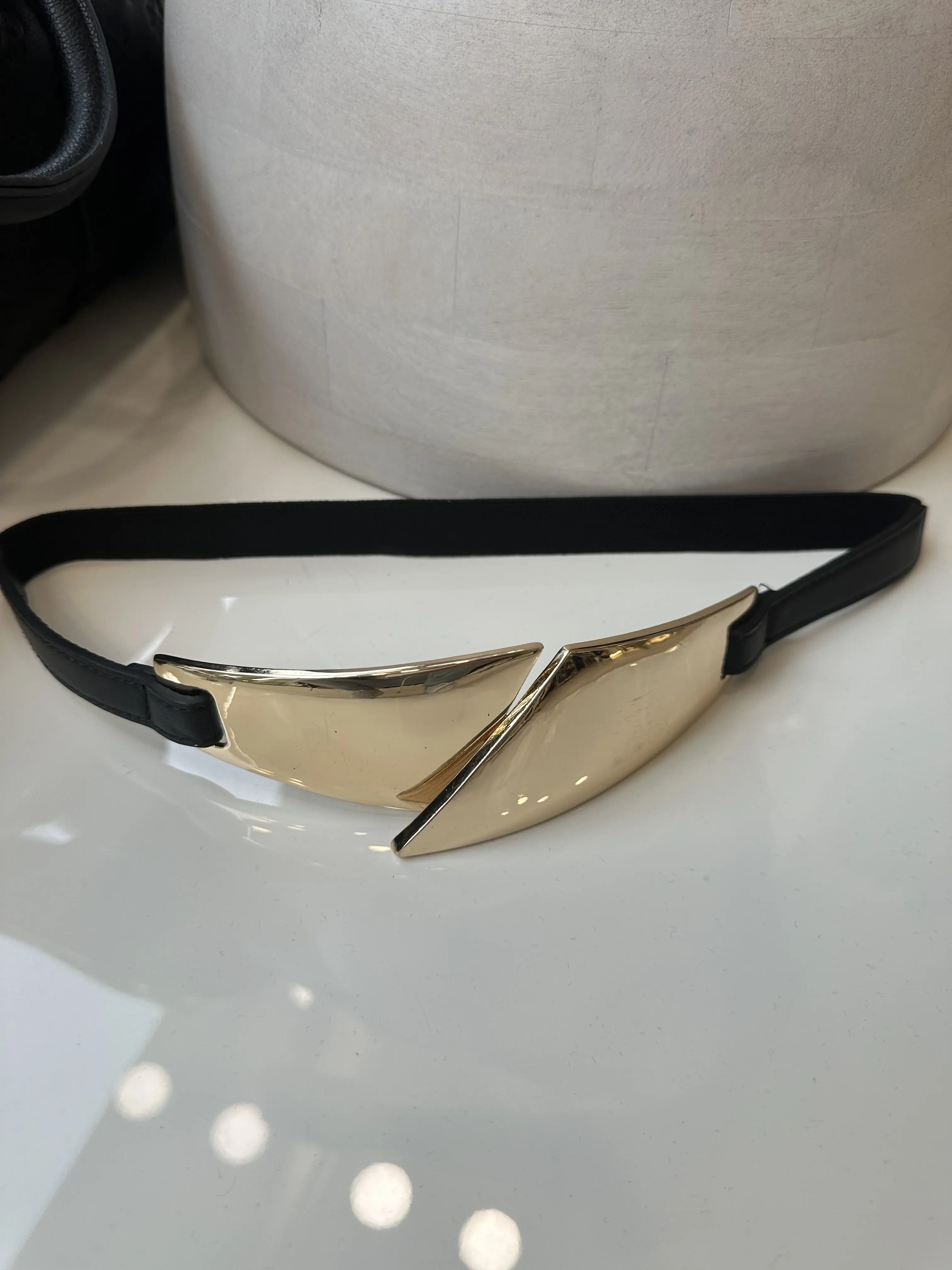 Ζώνη με λάστιχο και χρύση λεπτομέρεια