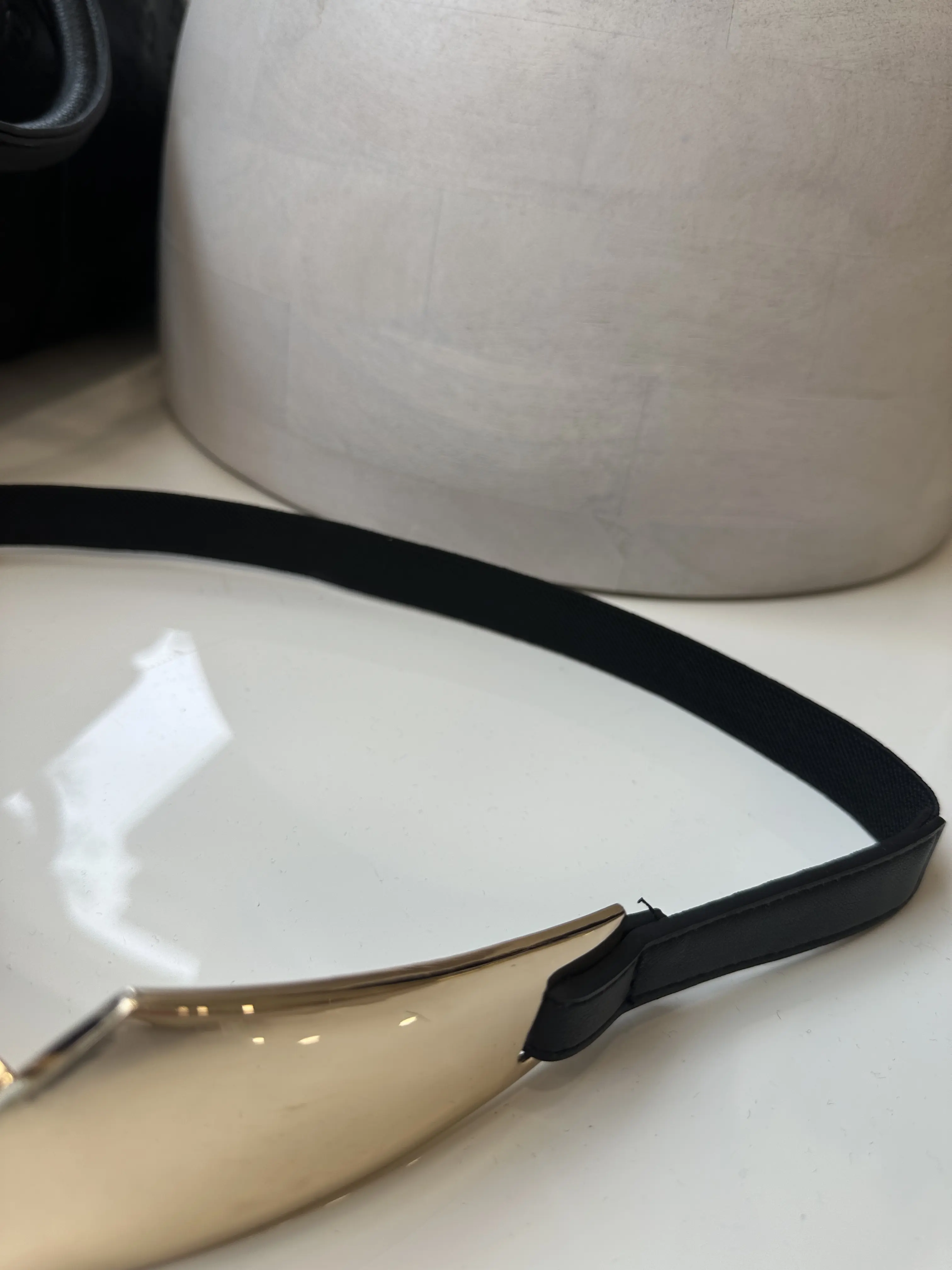 Ζώνη με λάστιχο και χρύση λεπτομέρεια