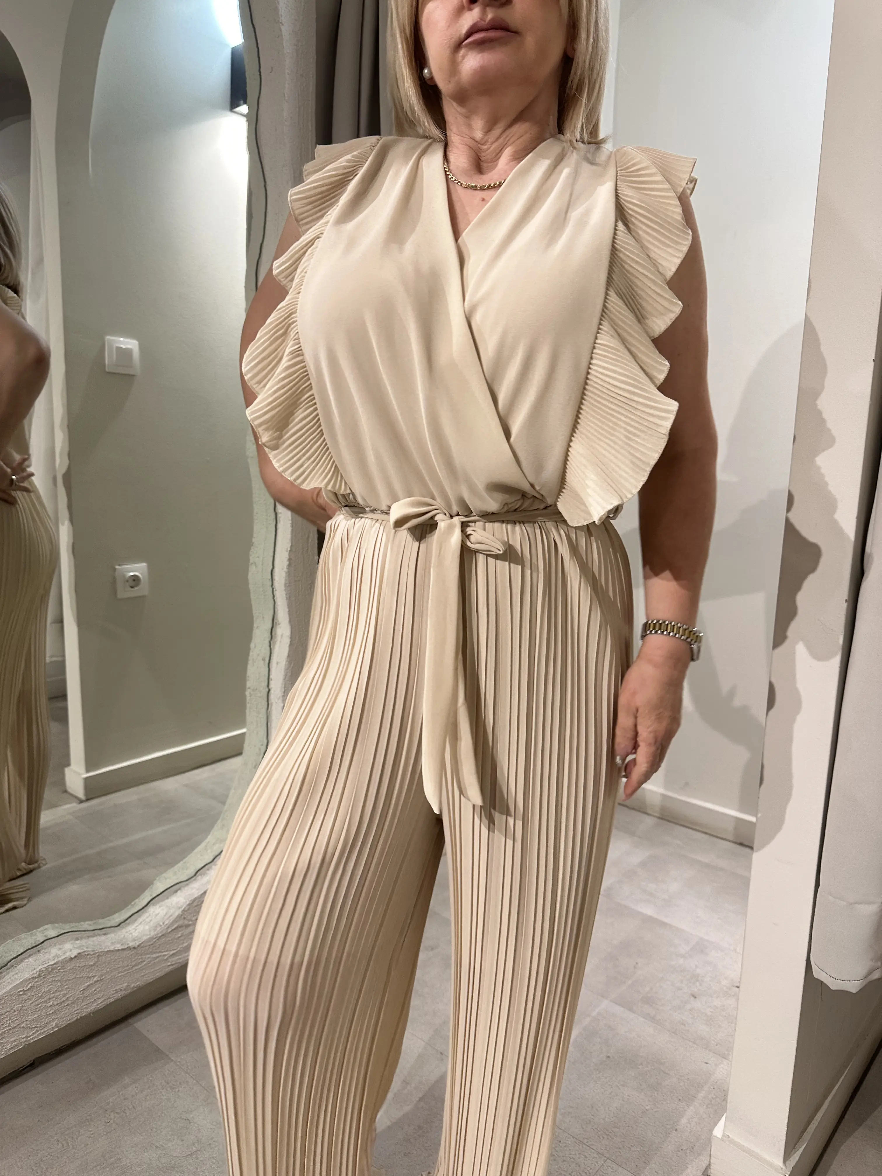 Ολόσωμη φόρμα μπέζ με βολάν