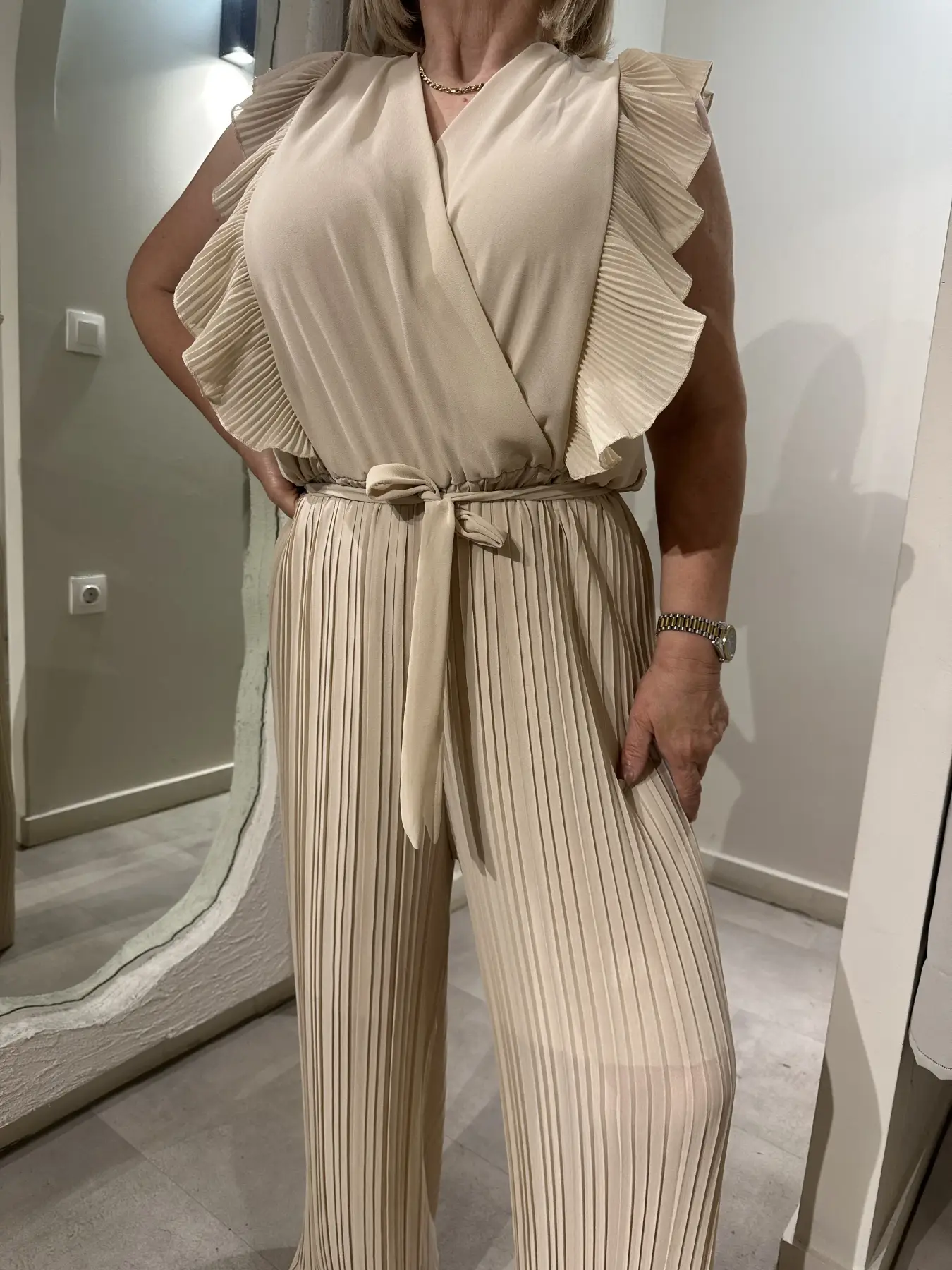 Ολόσωμη φόρμα μπέζ με βολάν