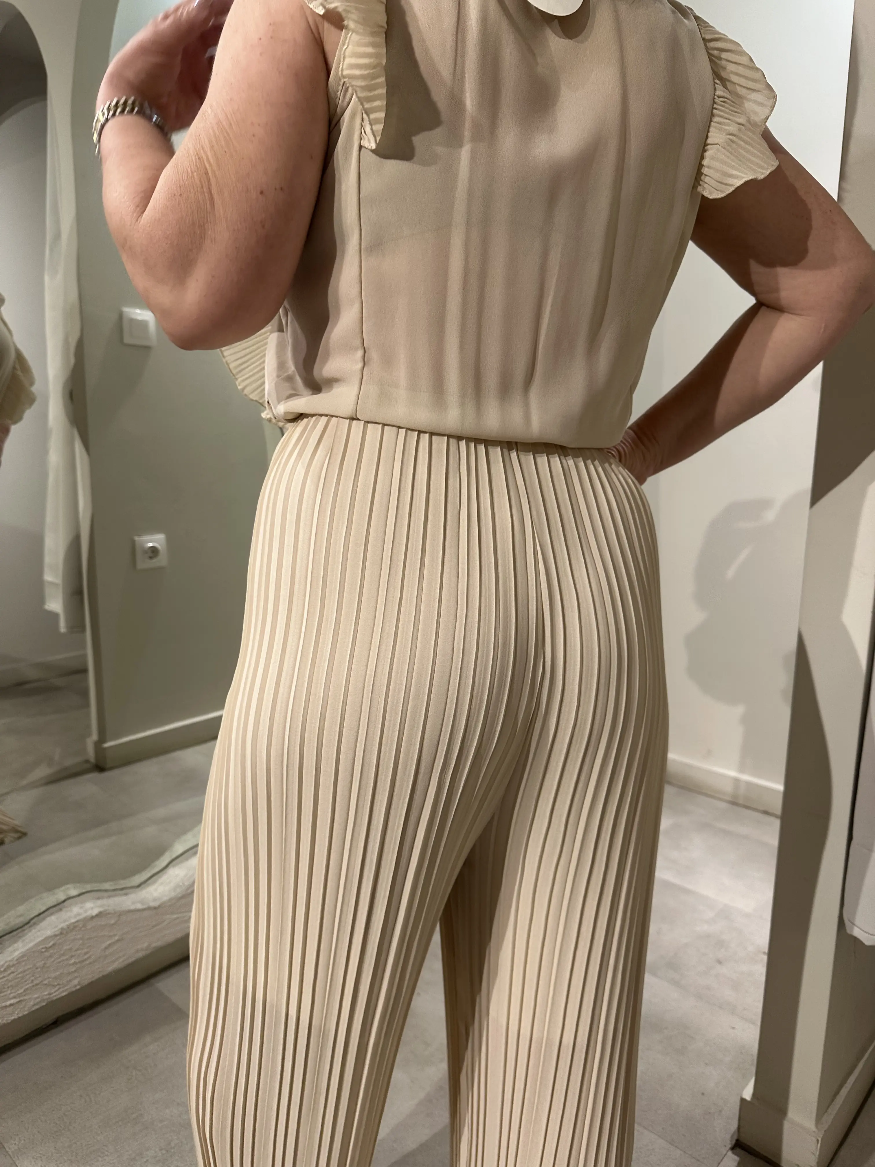 Ολόσωμη φόρμα μπέζ με βολάν