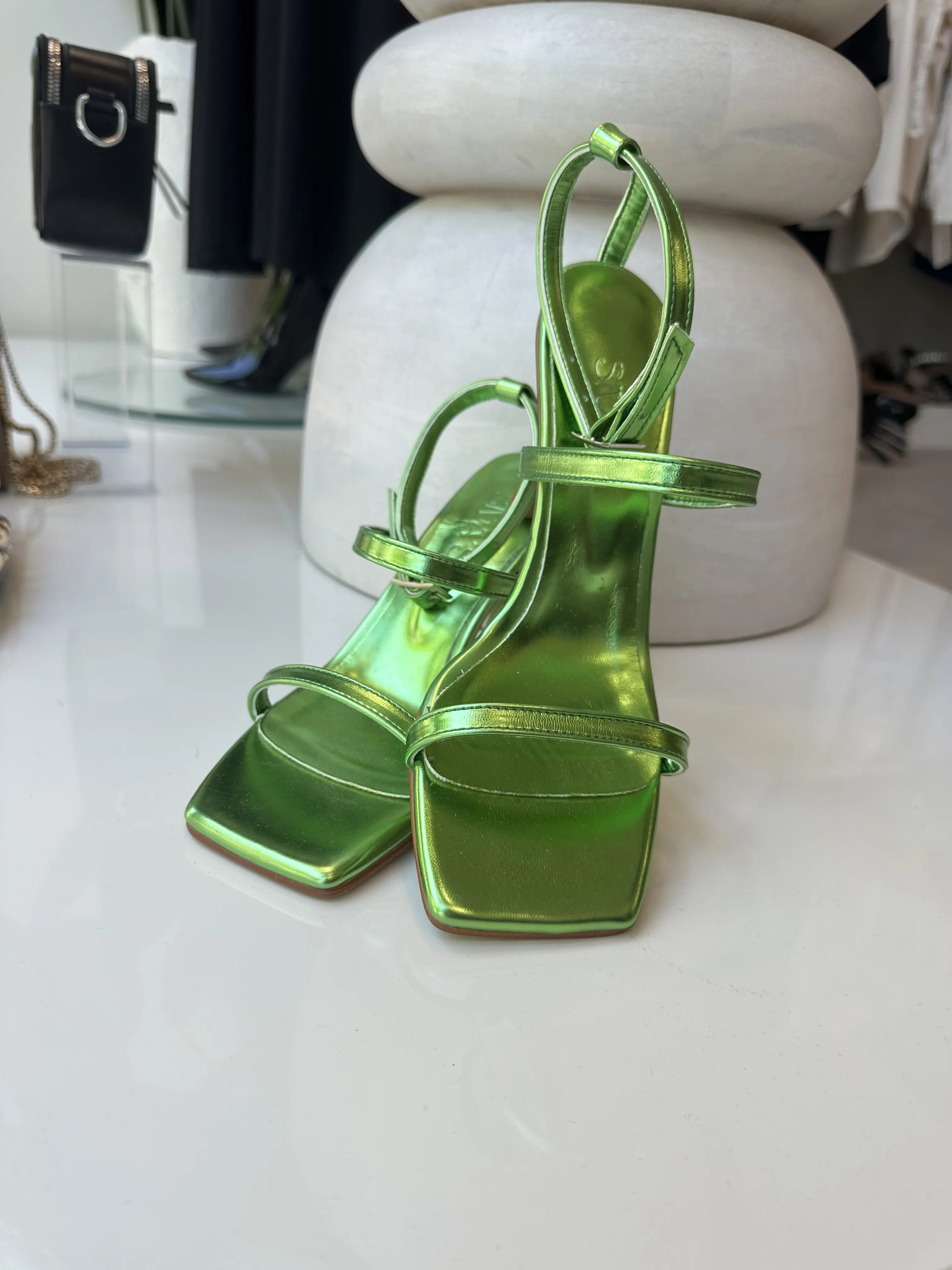 Λαχανί μεταλλιζέ πέδιλο με λουράκια