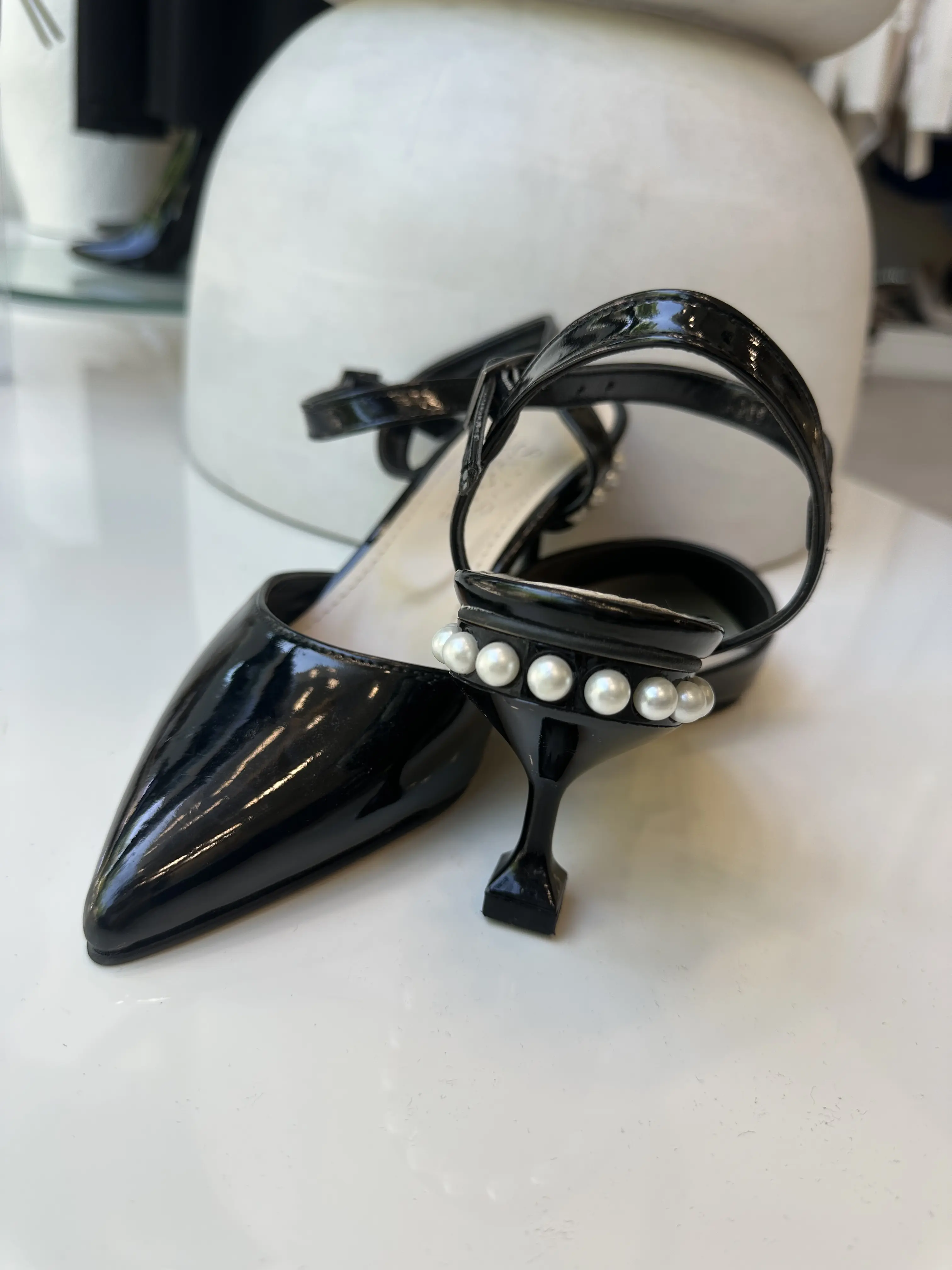 Μυτερά λουστρίνι mules με τακούνι και πέρλες