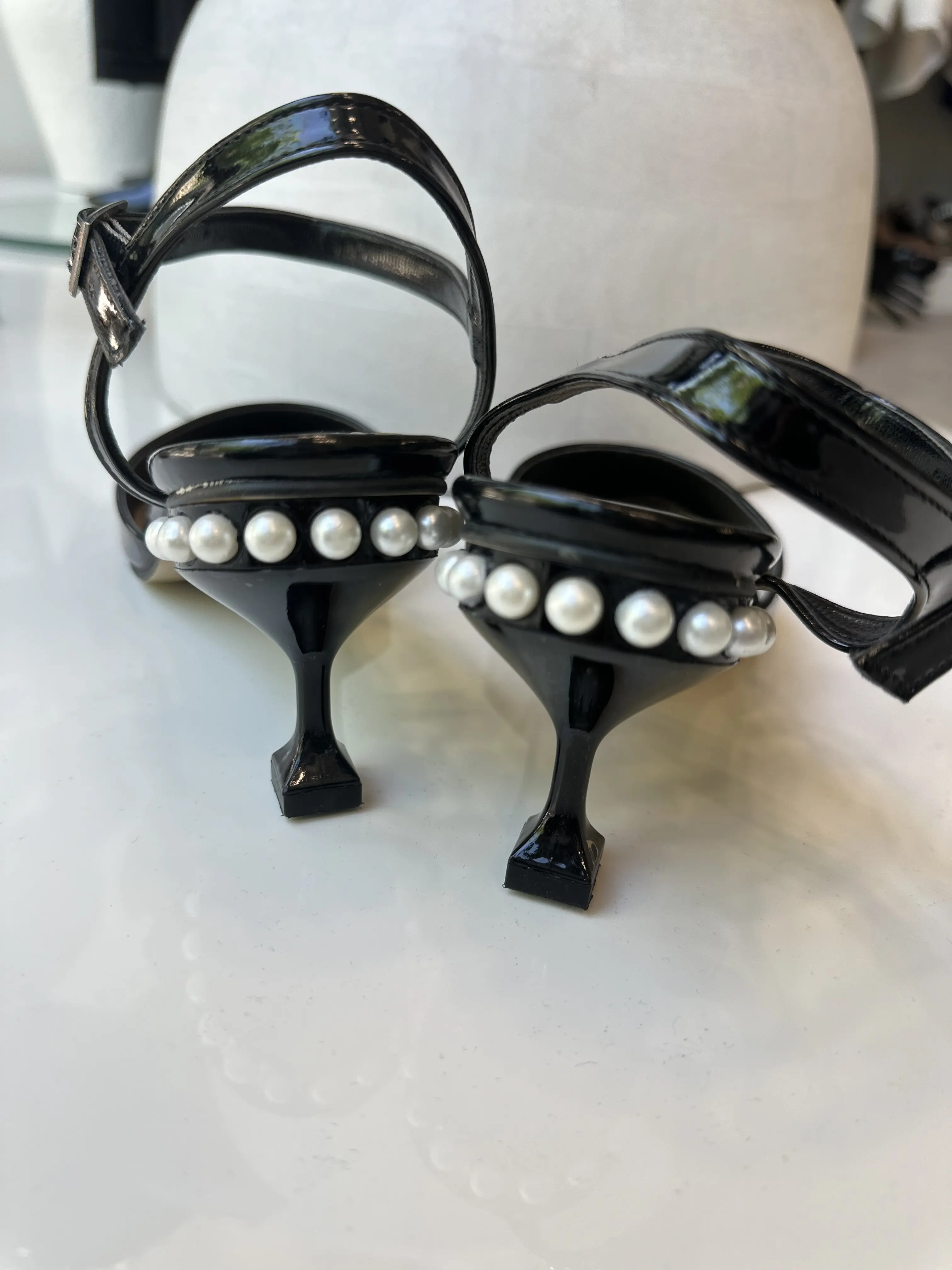 Μυτερά λουστρίνι mules με τακούνι και πέρλες