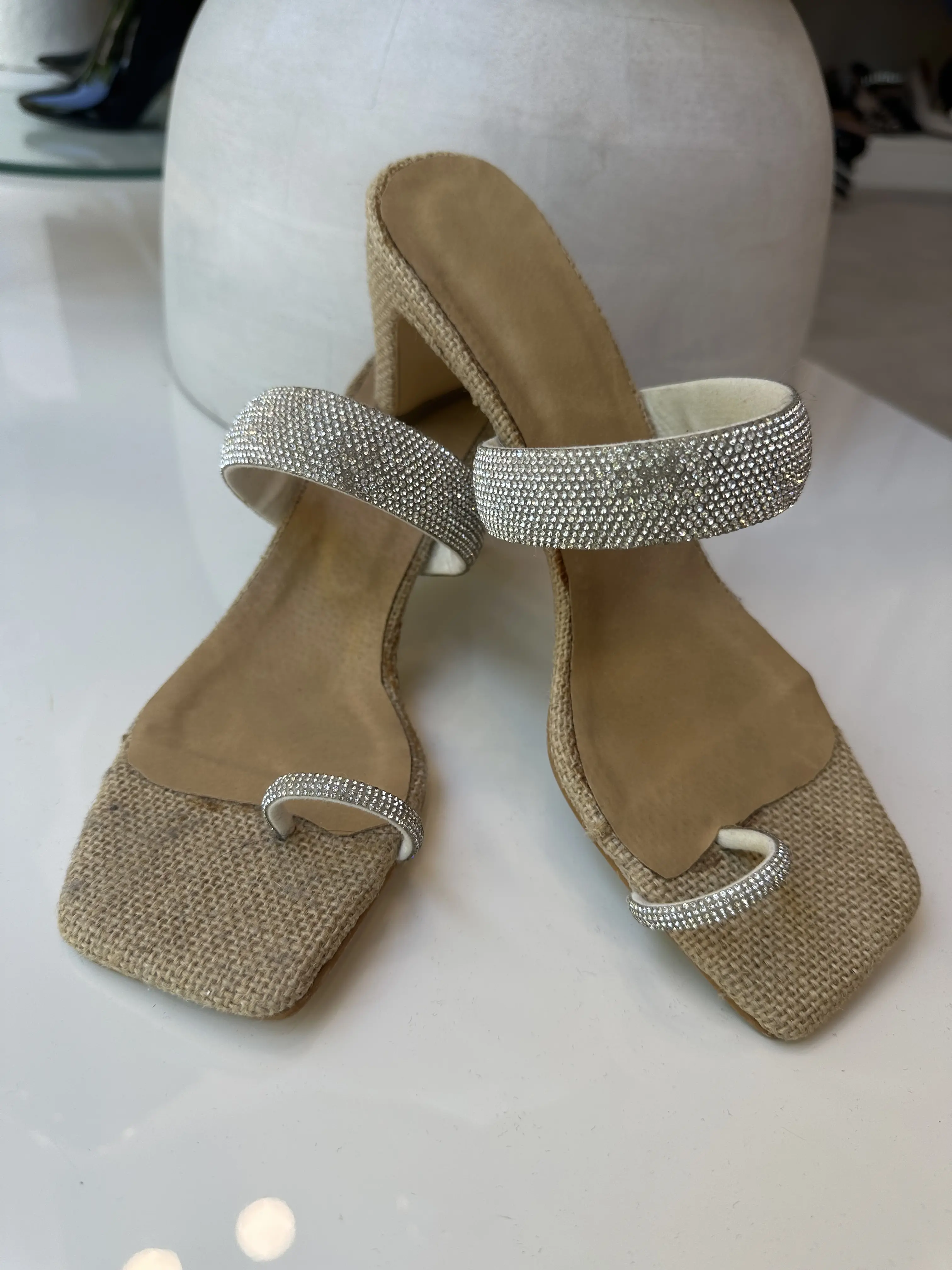 Ψάθινα mules με λουράκι στράς