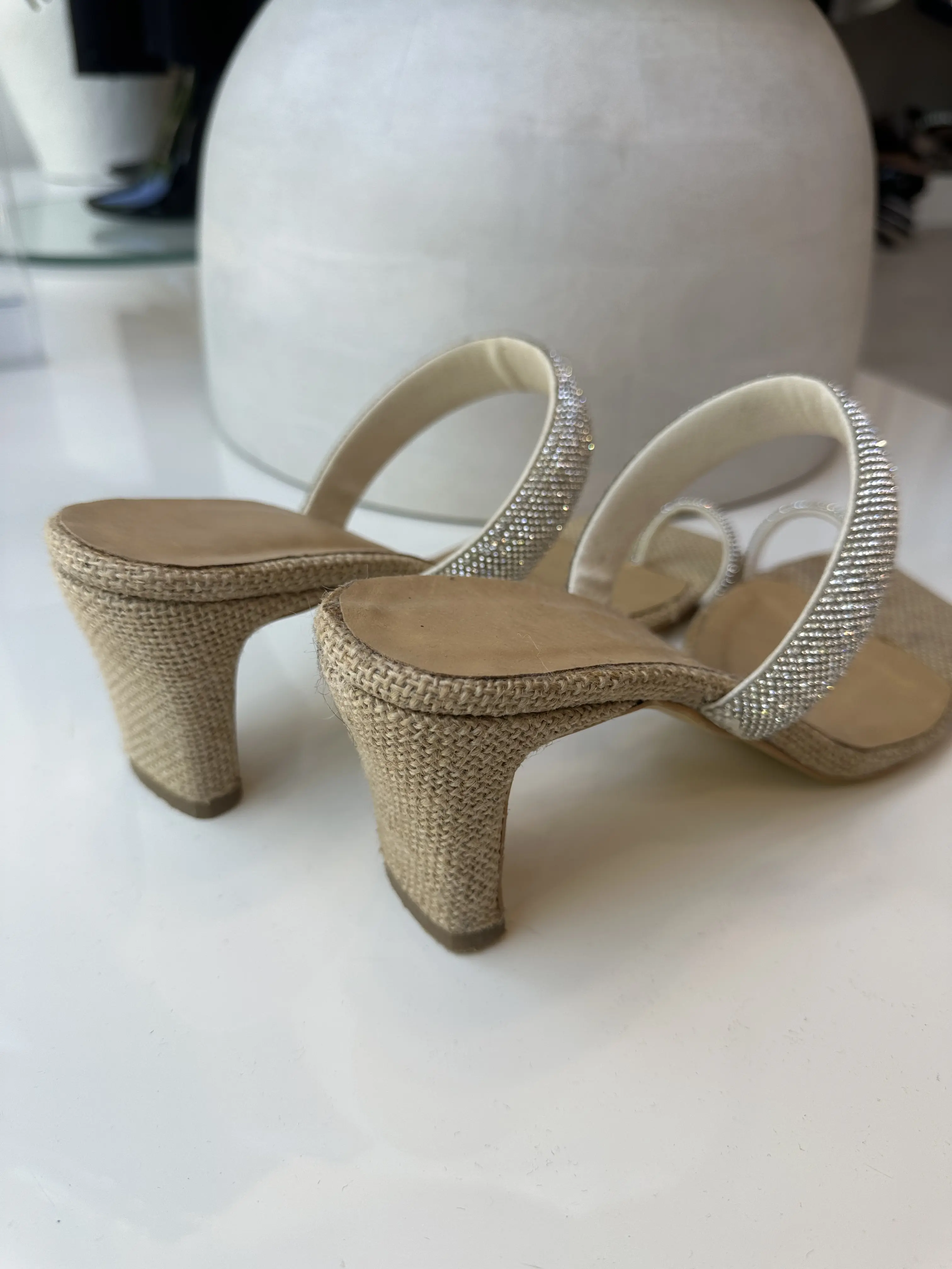 Ψάθινα mules με λουράκι στράς