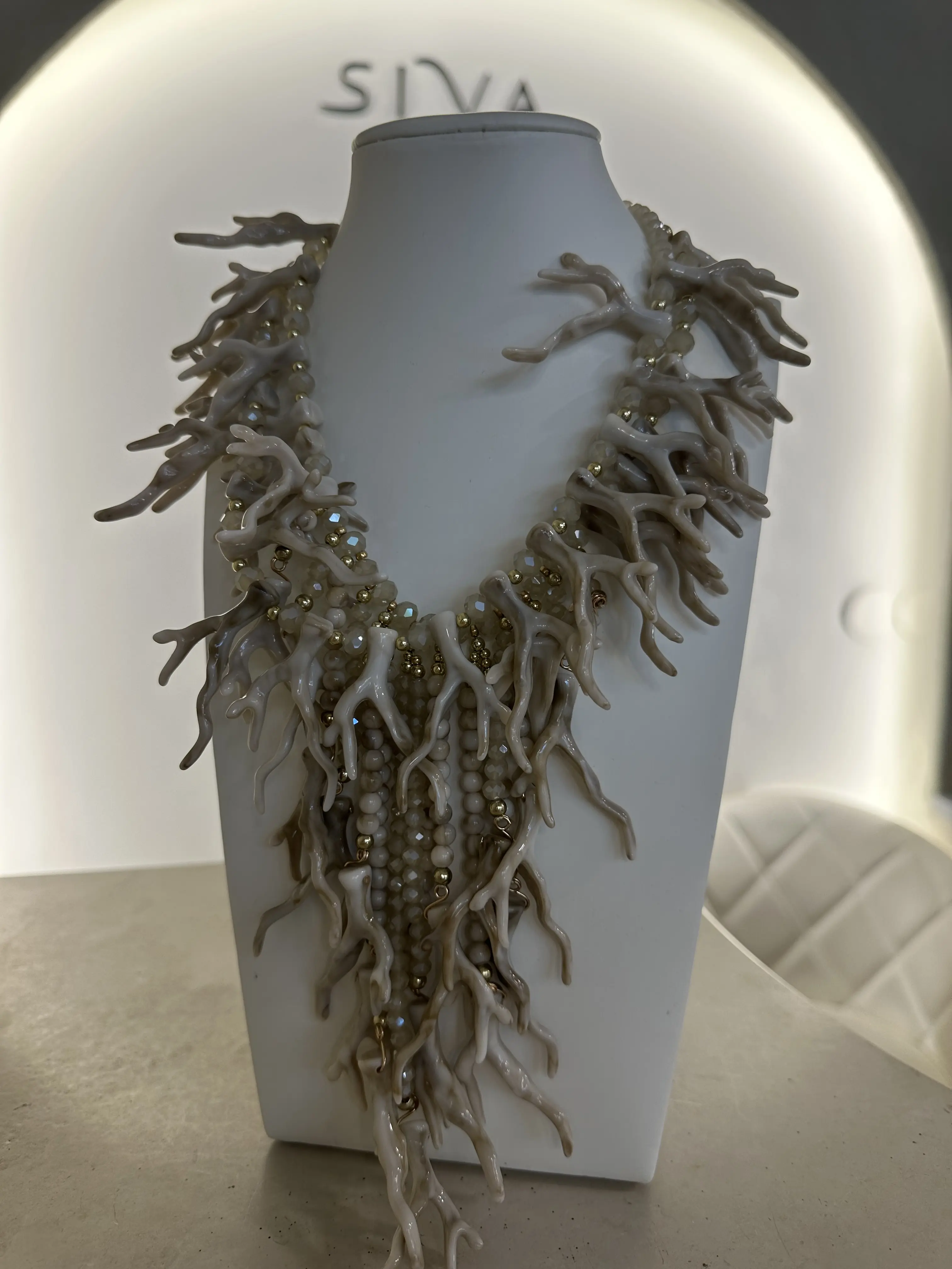 Πλαστικό μπέζ κολιέ