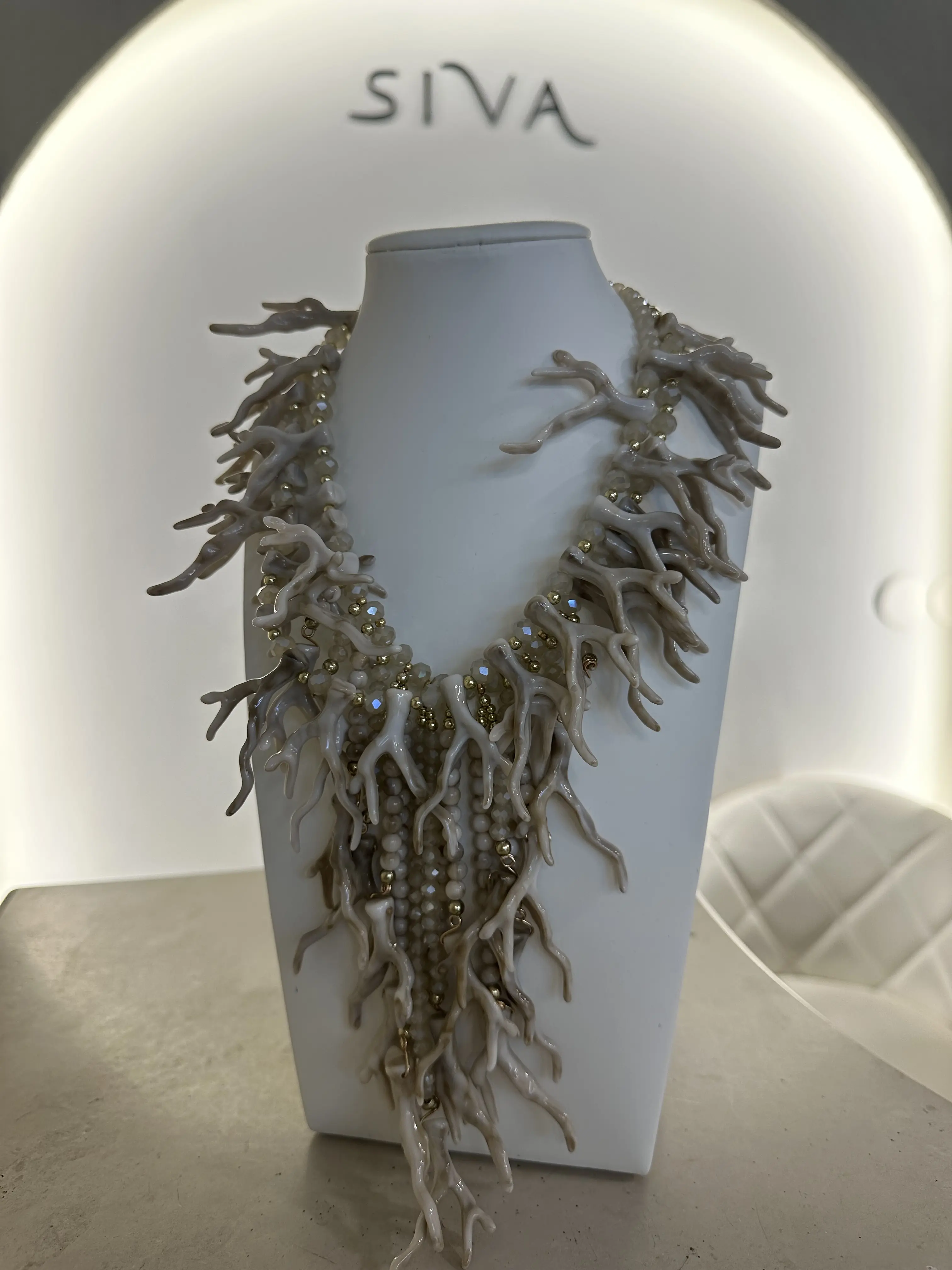 Πλαστικό μπέζ κολιέ