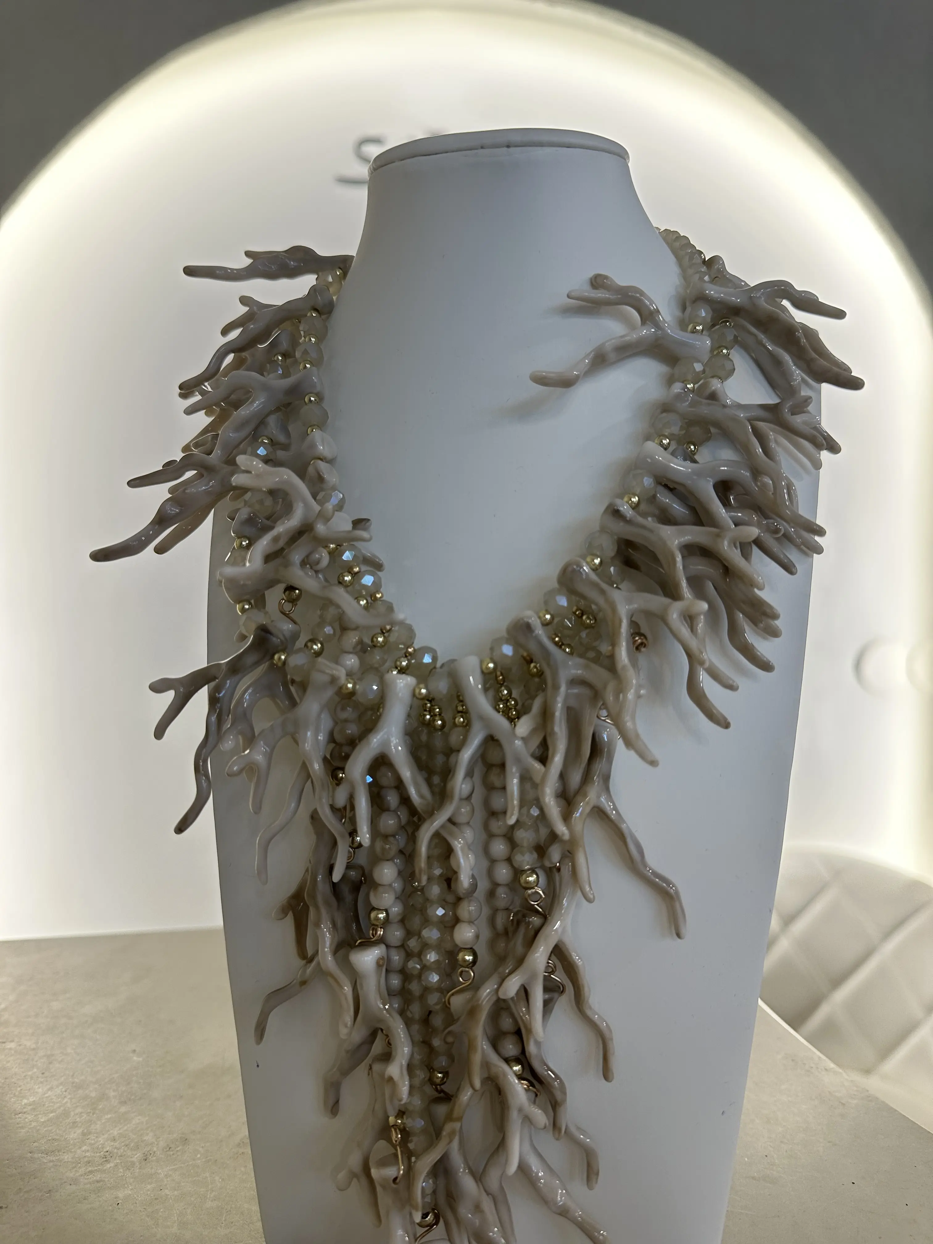 Πλαστικό μπέζ κολιέ