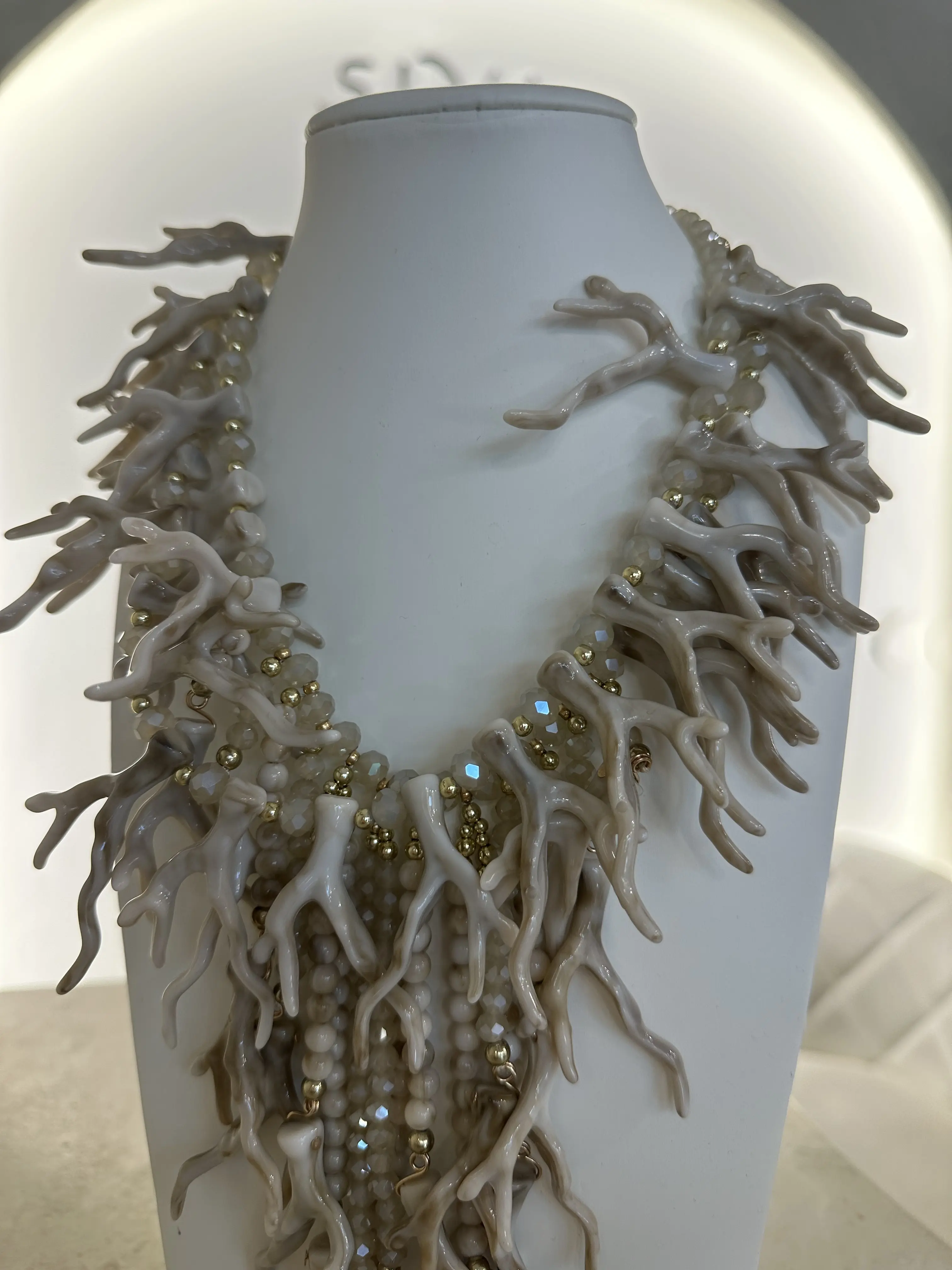 Πλαστικό μπέζ κολιέ