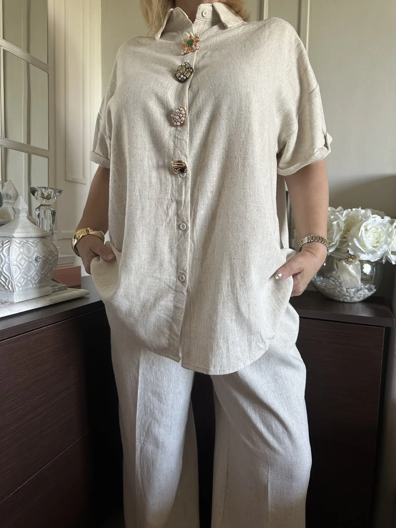 Beige σέτ με λεπτομέρεια χρυσά κουμπιά