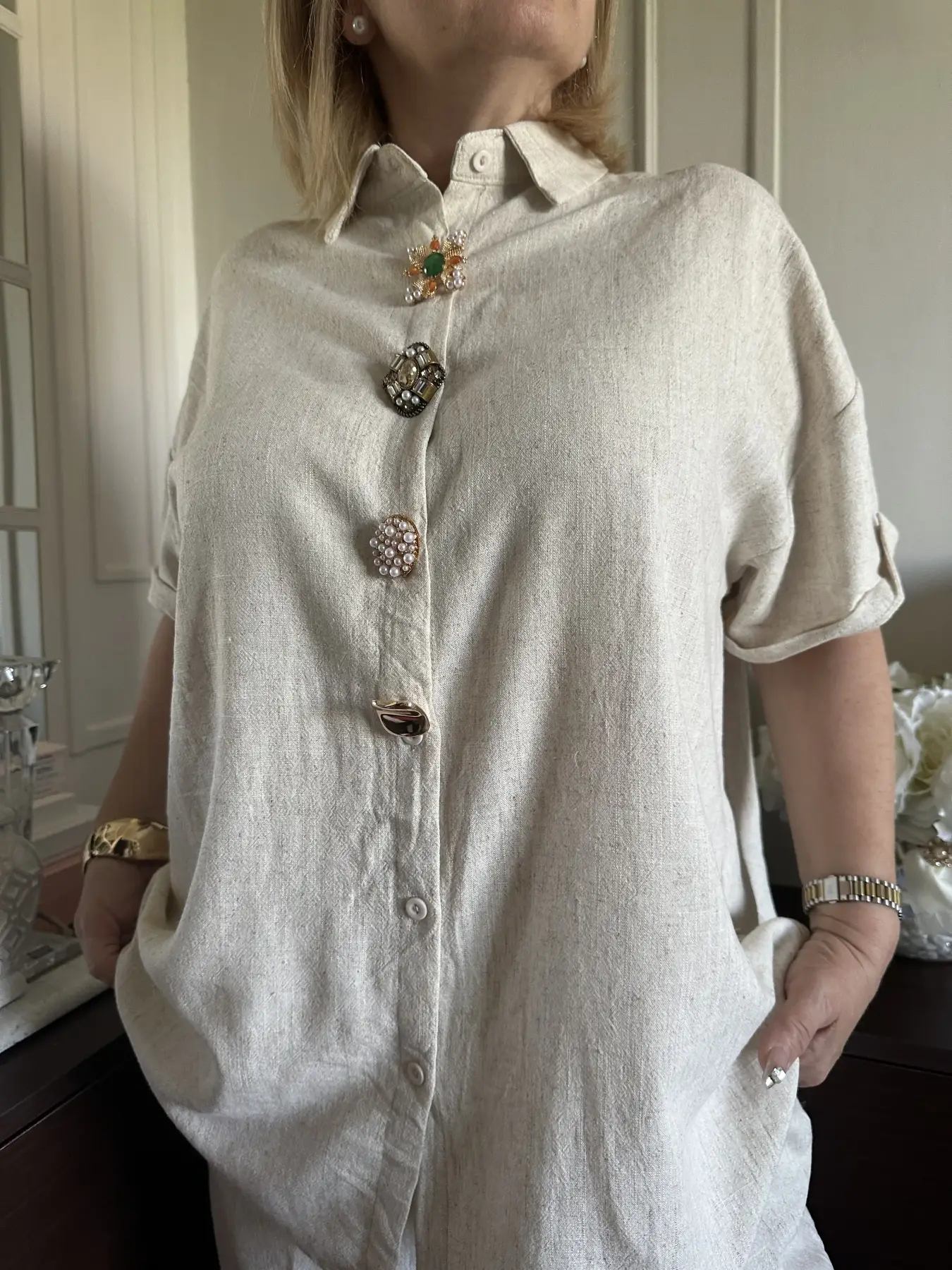 Beige σέτ με λεπτομέρεια χρυσά κουμπιά